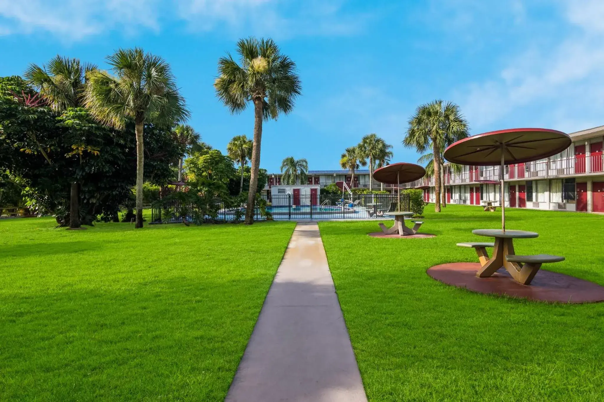 Property building in HomeTowne Studios by Red Roof Vero Beach - I-95 Property building in HomeTowne Studios by Red Roof Vero Beach - I-95