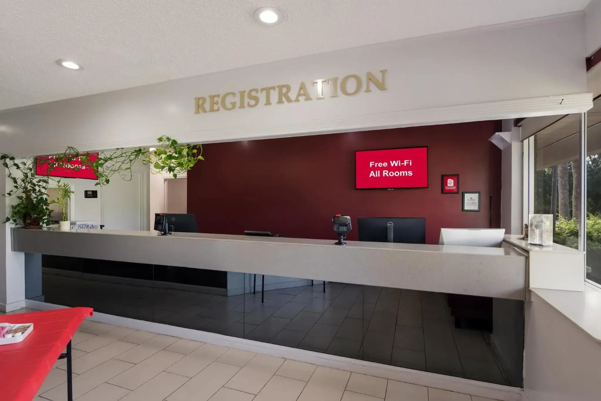 Lobby or reception in HomeTowne Studios by Red Roof Vero Beach - I-95 Lobby or reception in HomeTowne Studios by Red Roof Vero Beach - I-95