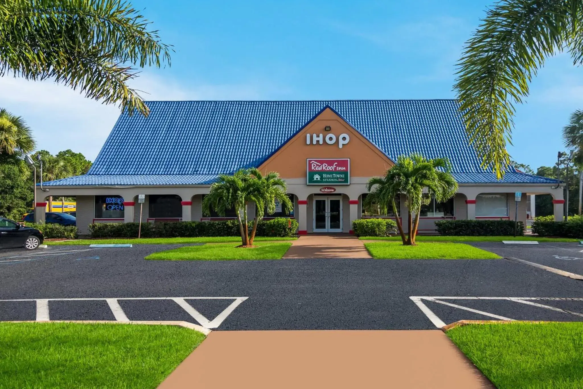 Property building in HomeTowne Studios by Red Roof Vero Beach - I-95 Property building in HomeTowne Studios by Red Roof Vero Beach - I-95