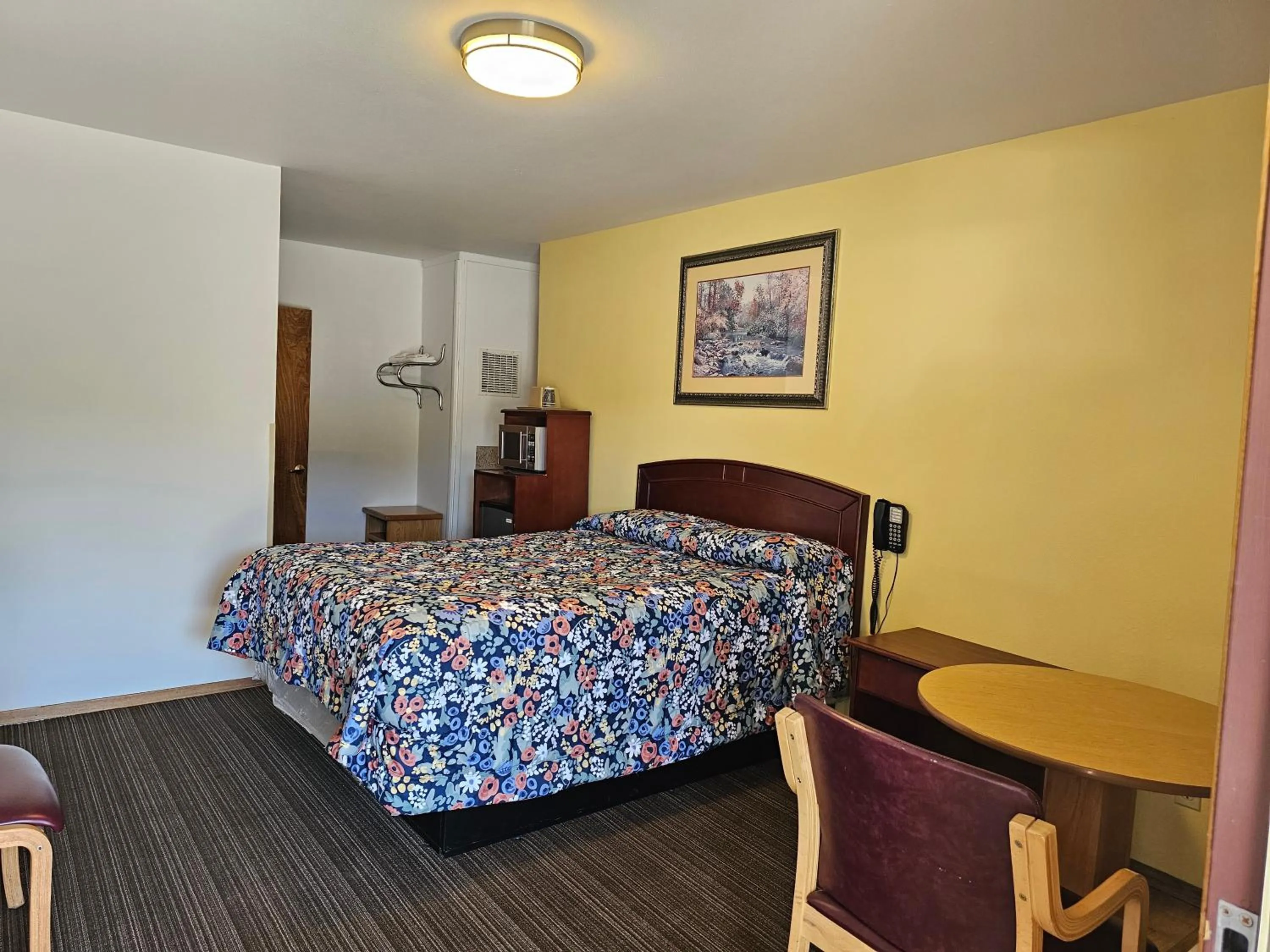 Bedroom, Bed in Cle Elum Travelers Inn