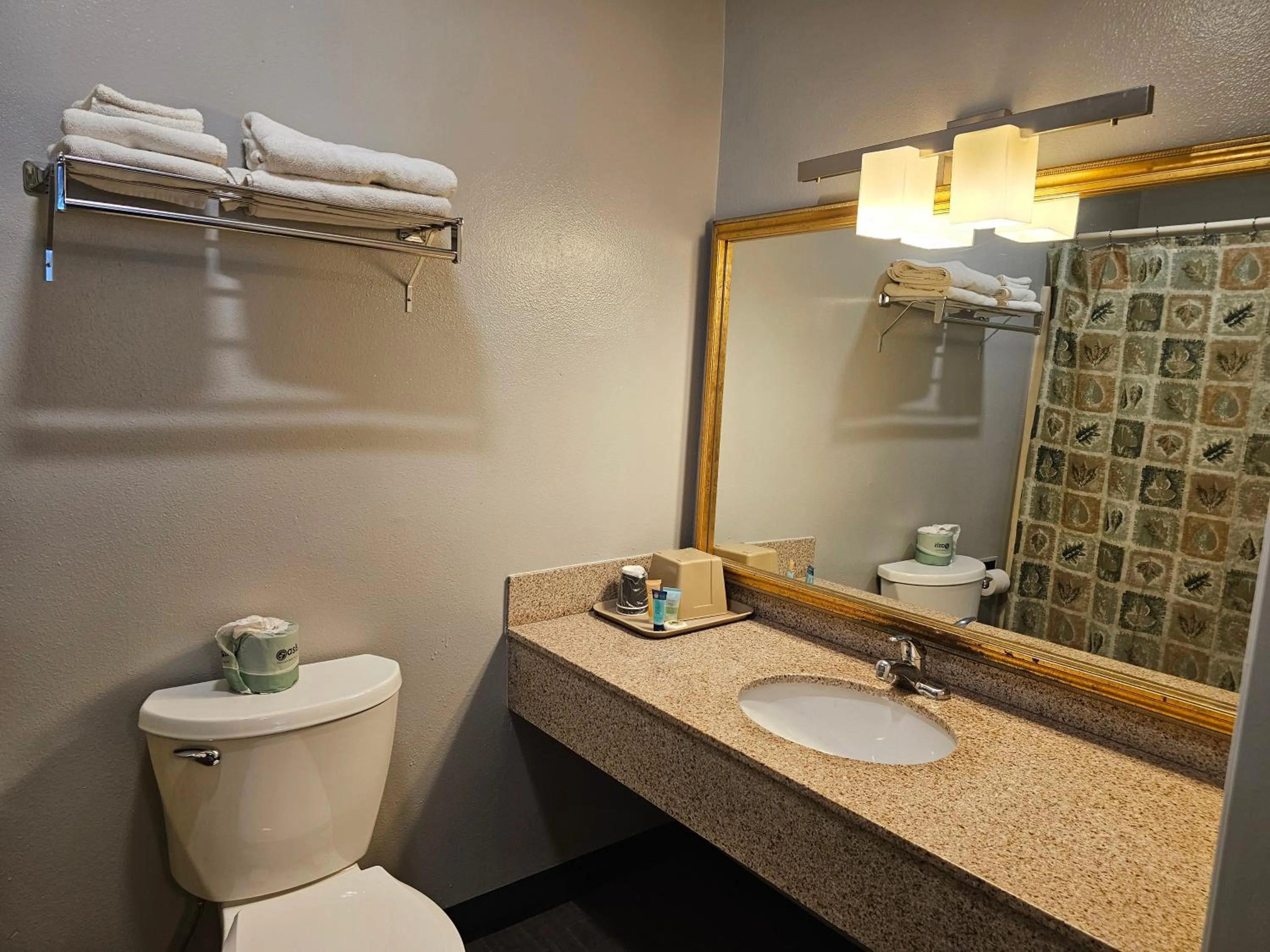 Bathroom in Cle Elum Travelers Inn