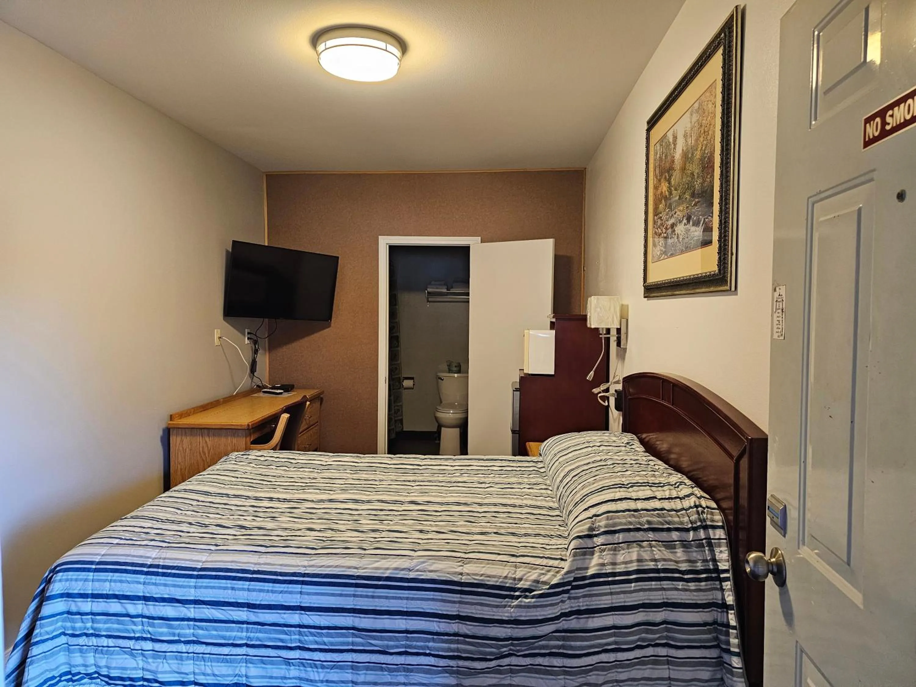 Bedroom, Bed in Cle Elum Travelers Inn