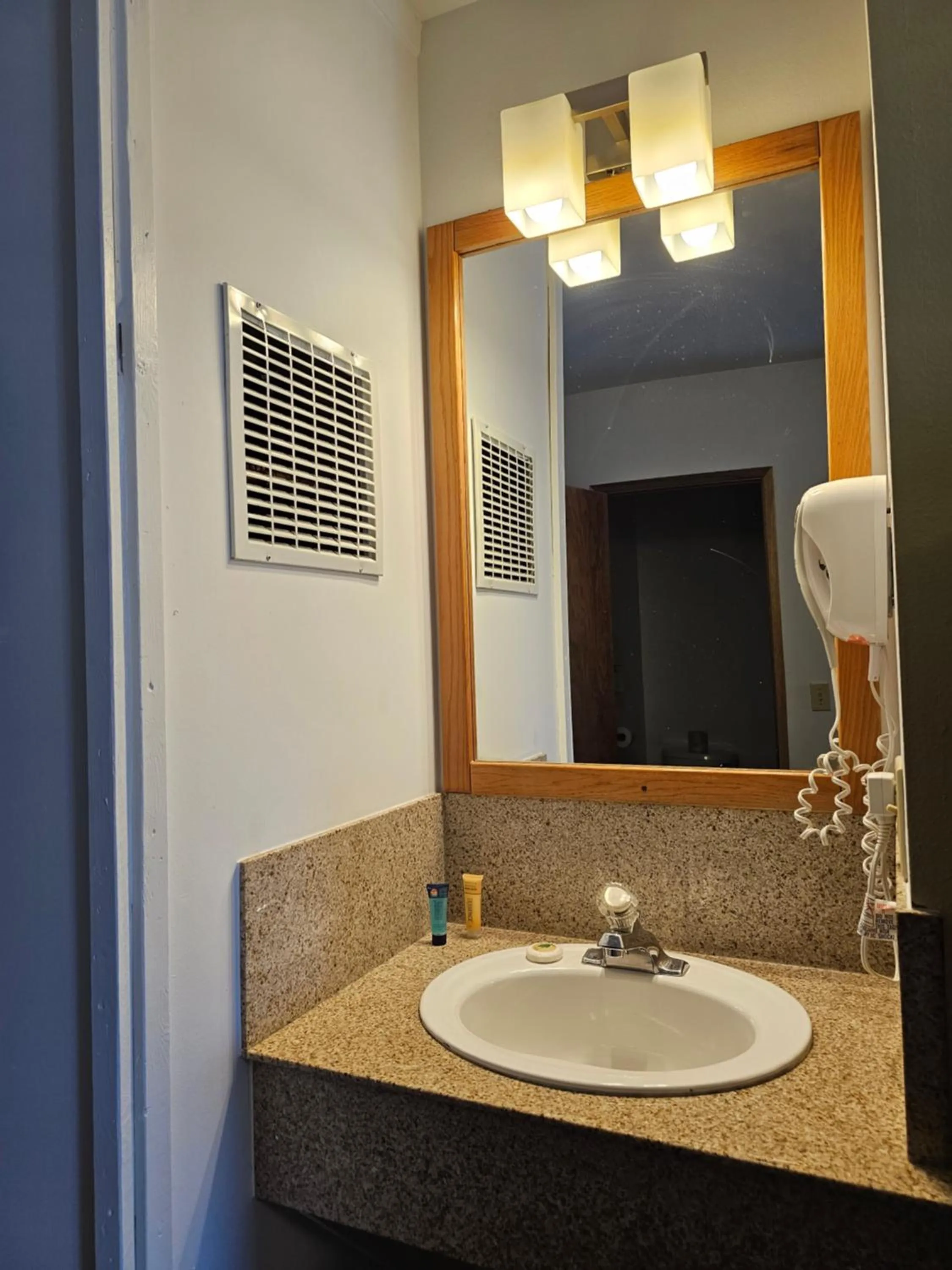 Bathroom in Cle Elum Travelers Inn