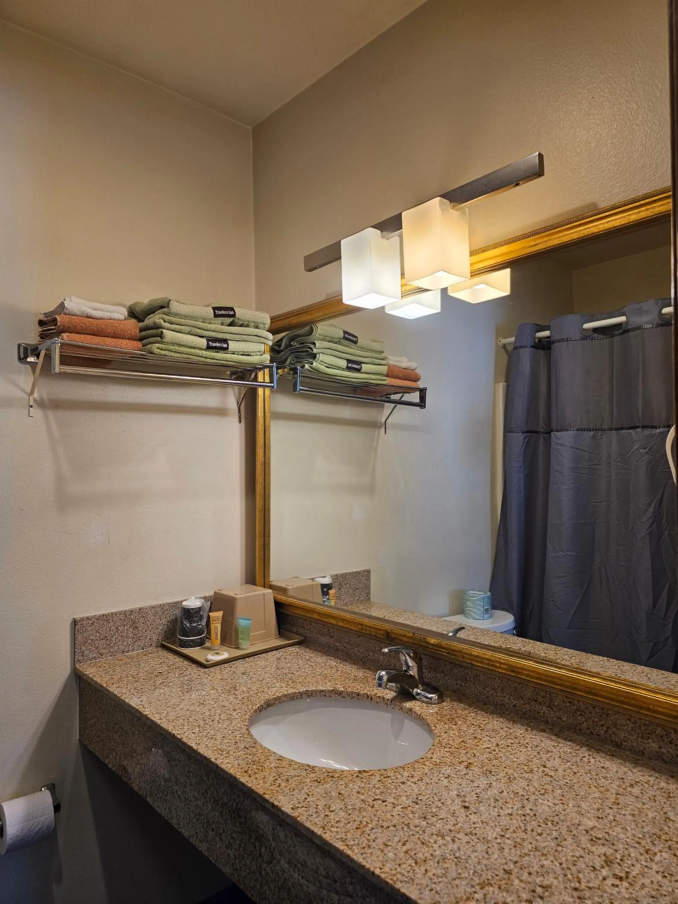Bathroom in Cle Elum Travelers Inn