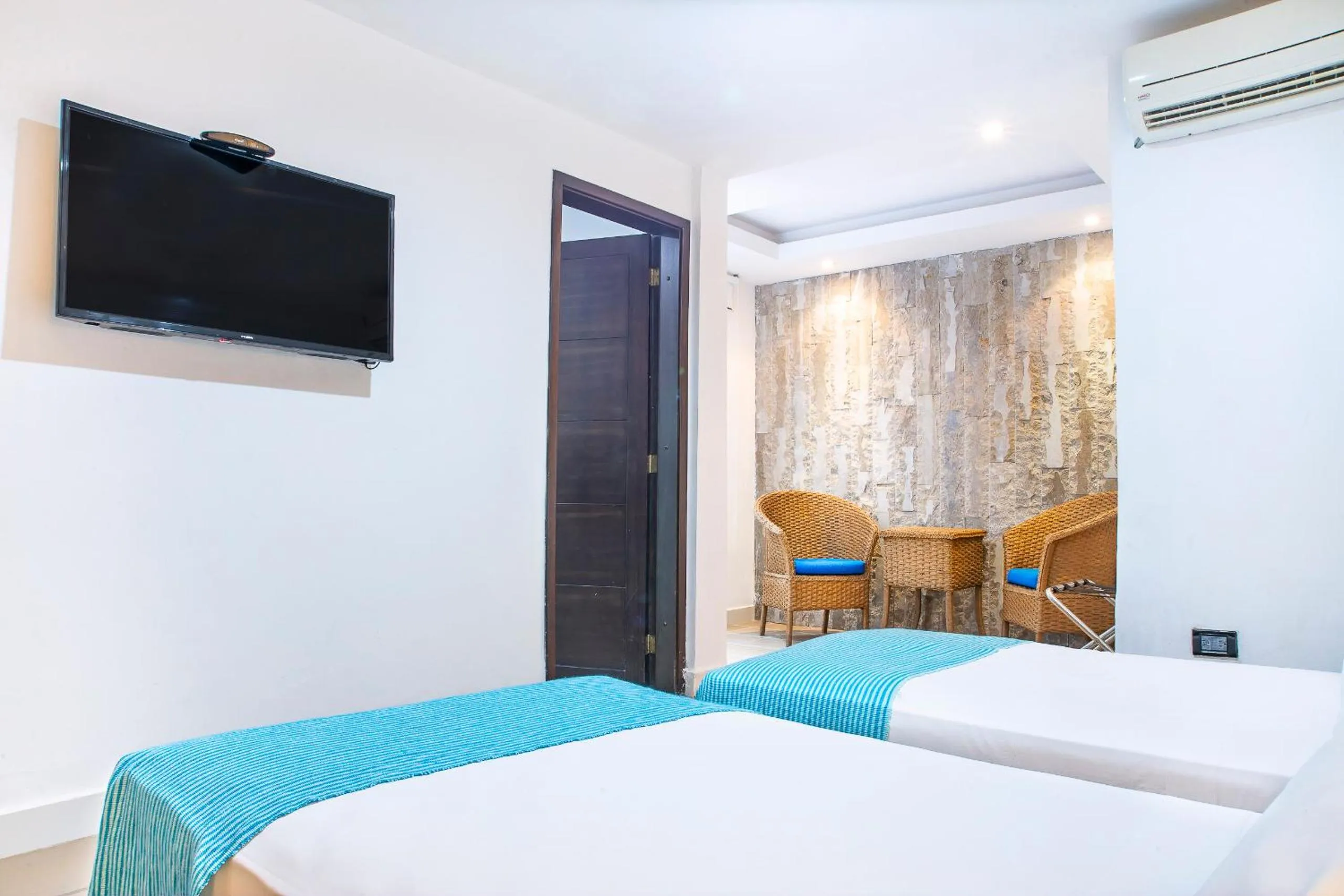 Twin Room in Hotel Santorini Express y Cabañas