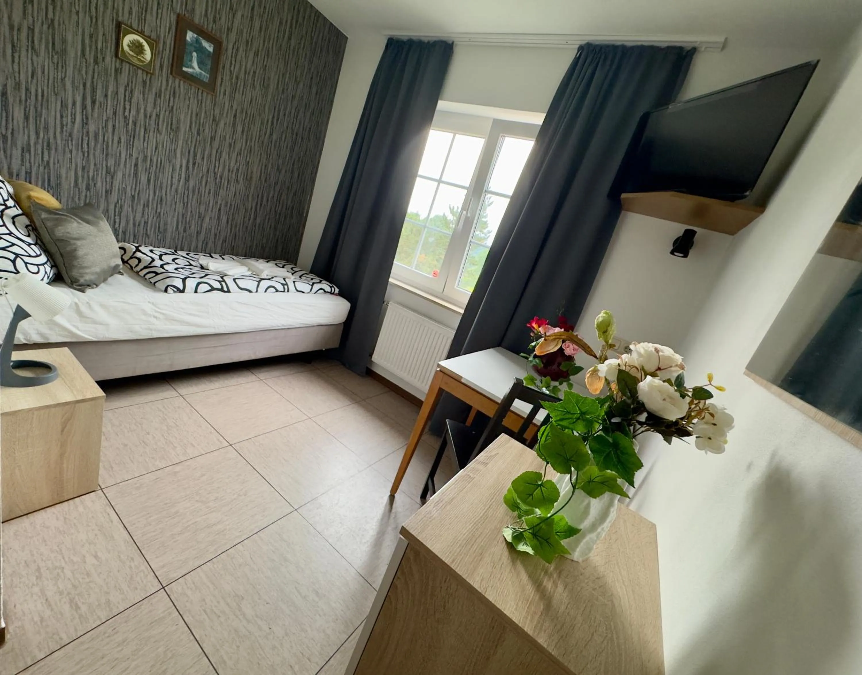 Single Room with Bathroom in Hotel Moji 3 Landhaus Köln