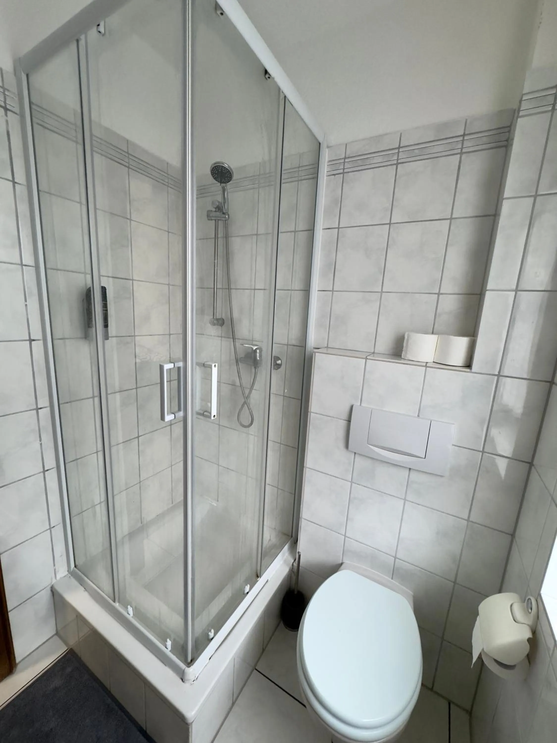 Single Room with Bathroom in Hotel Moji 3 Landhaus Köln