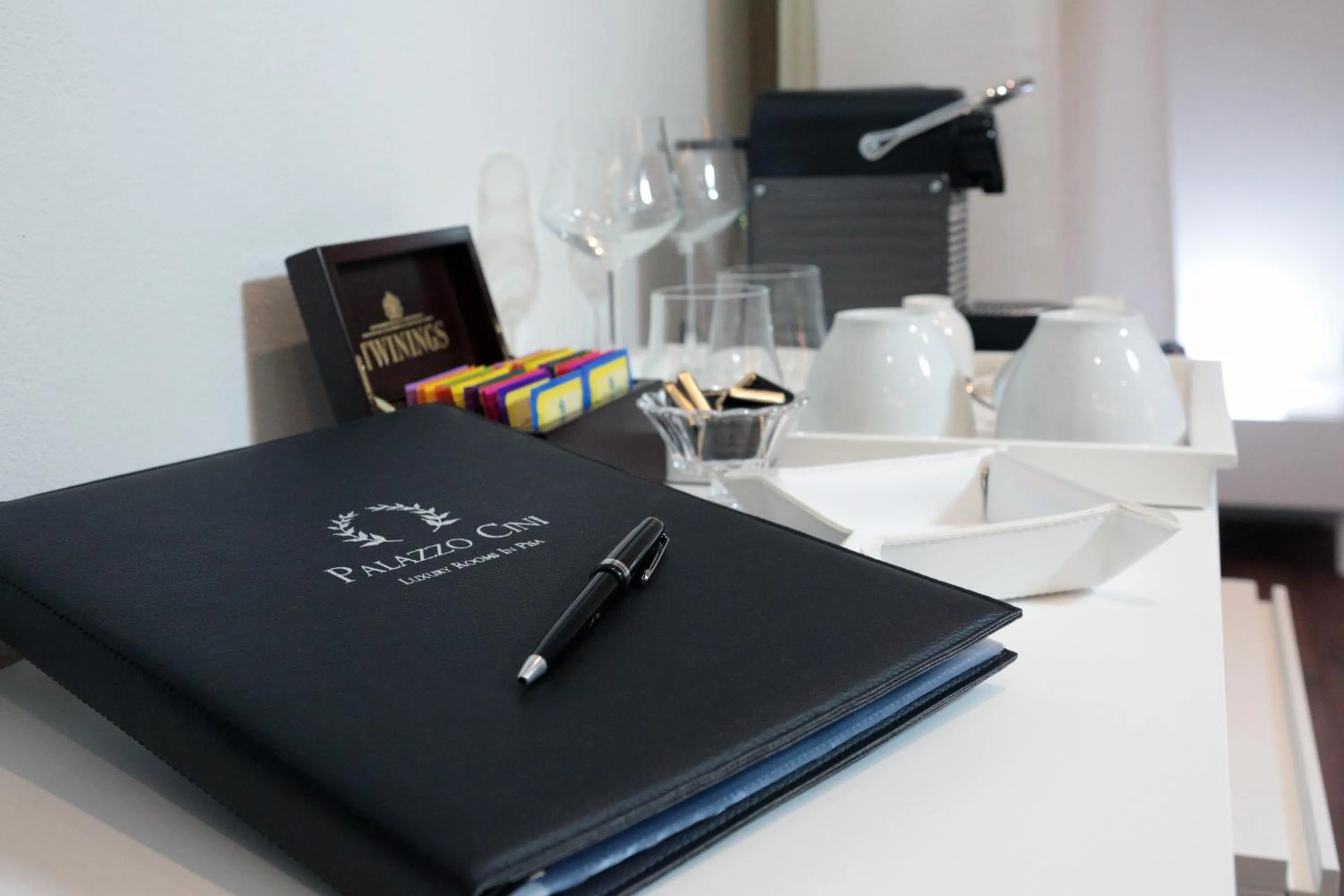 Coffee/tea facilities in Palazzo Cini Luxury Rooms in Pisa