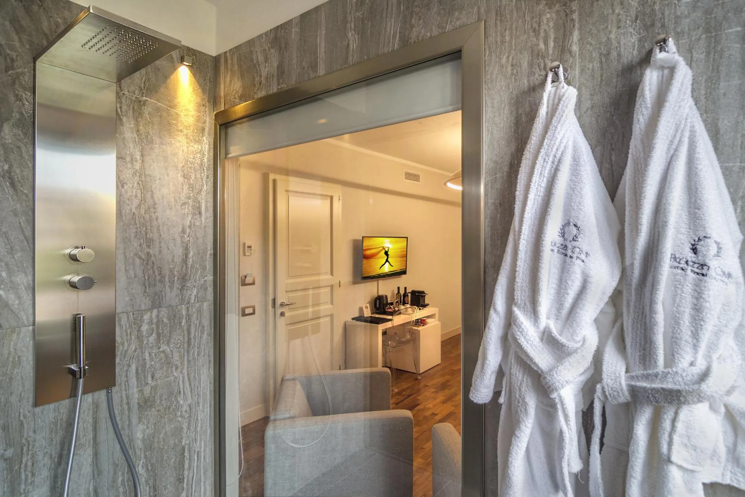 Shower in Palazzo Cini Luxury Rooms in Pisa