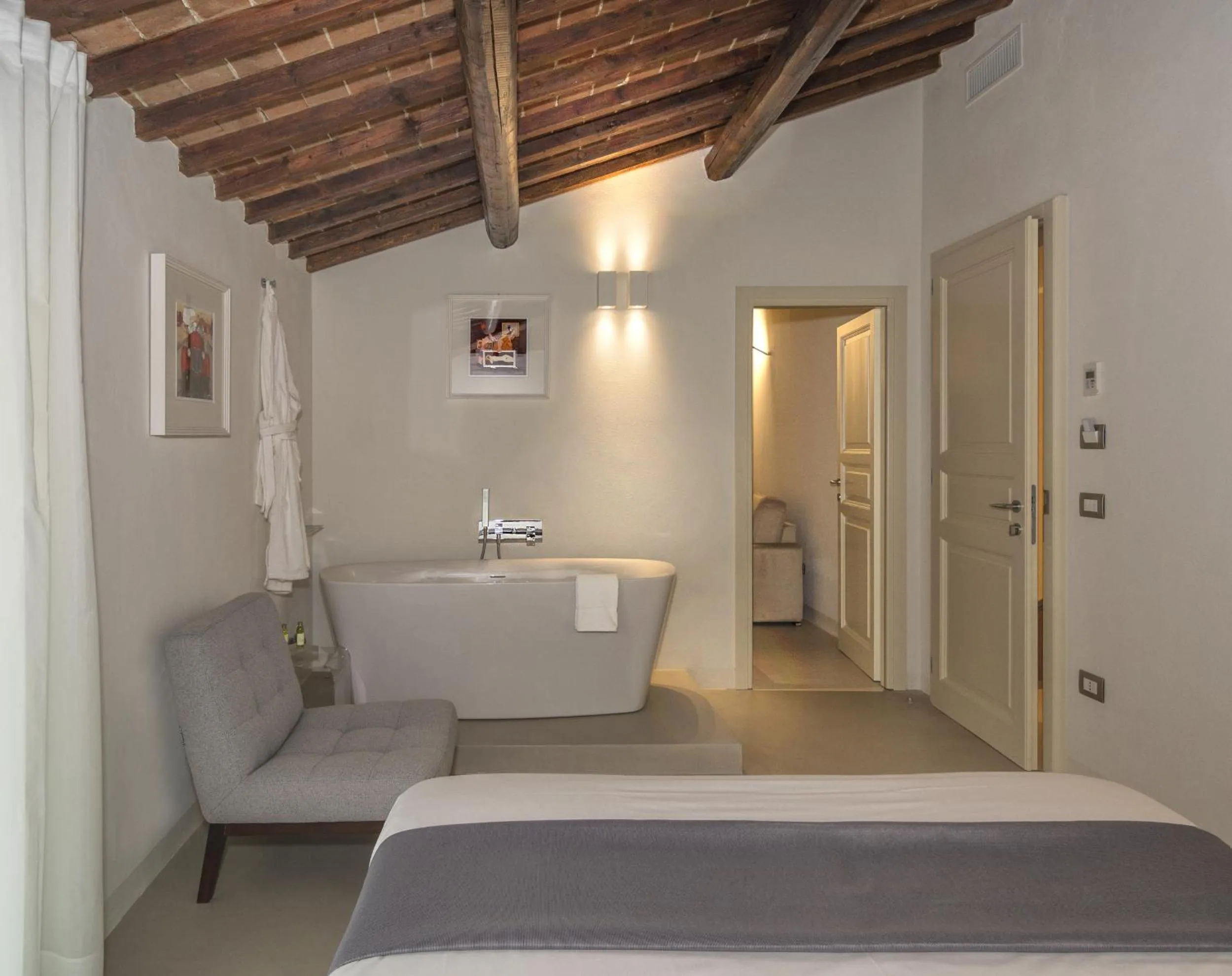 Photo of the whole room, Bed in Palazzo Cini Luxury Rooms in Pisa