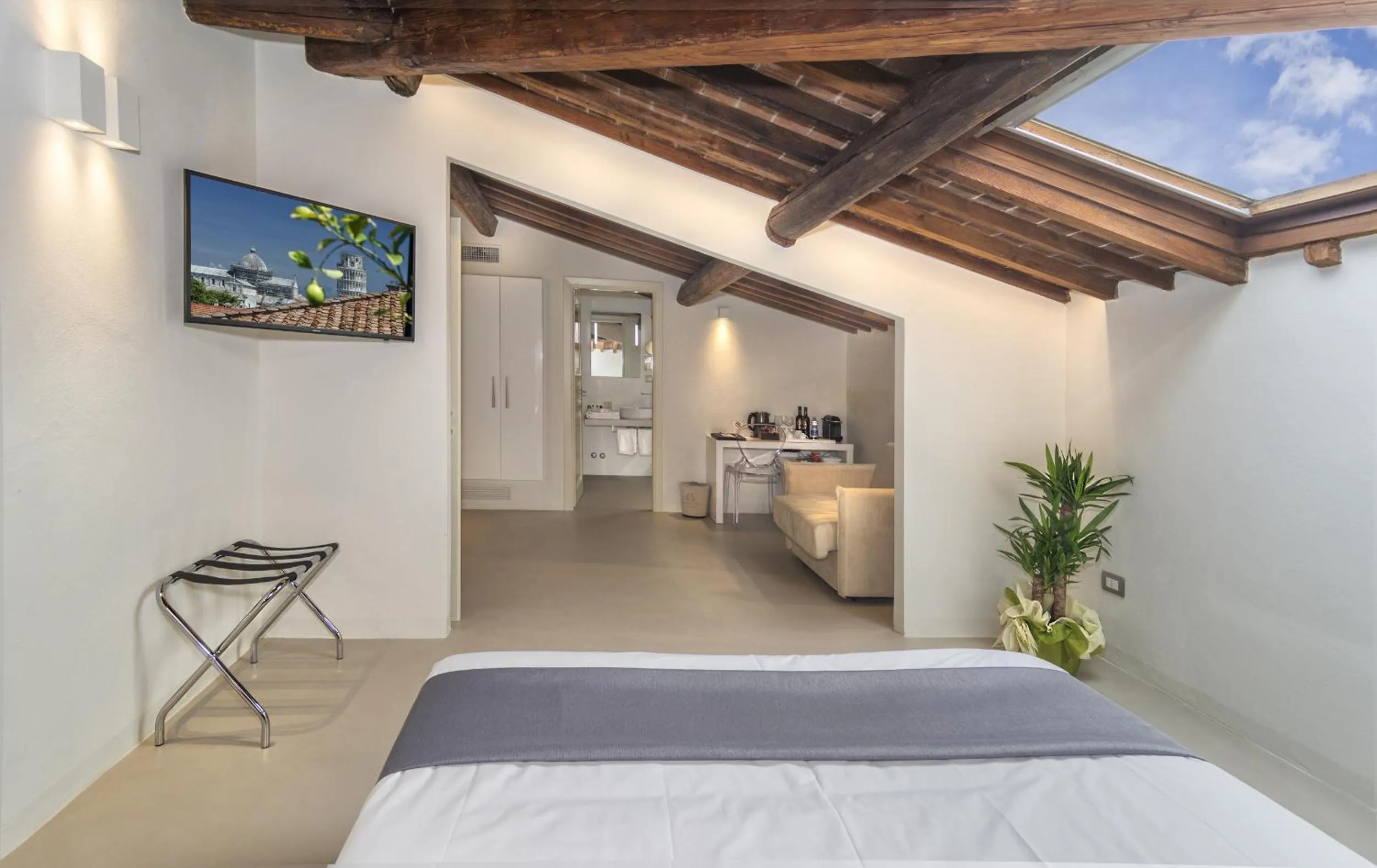 Photo of the whole room, Bed in Palazzo Cini Luxury Rooms in Pisa