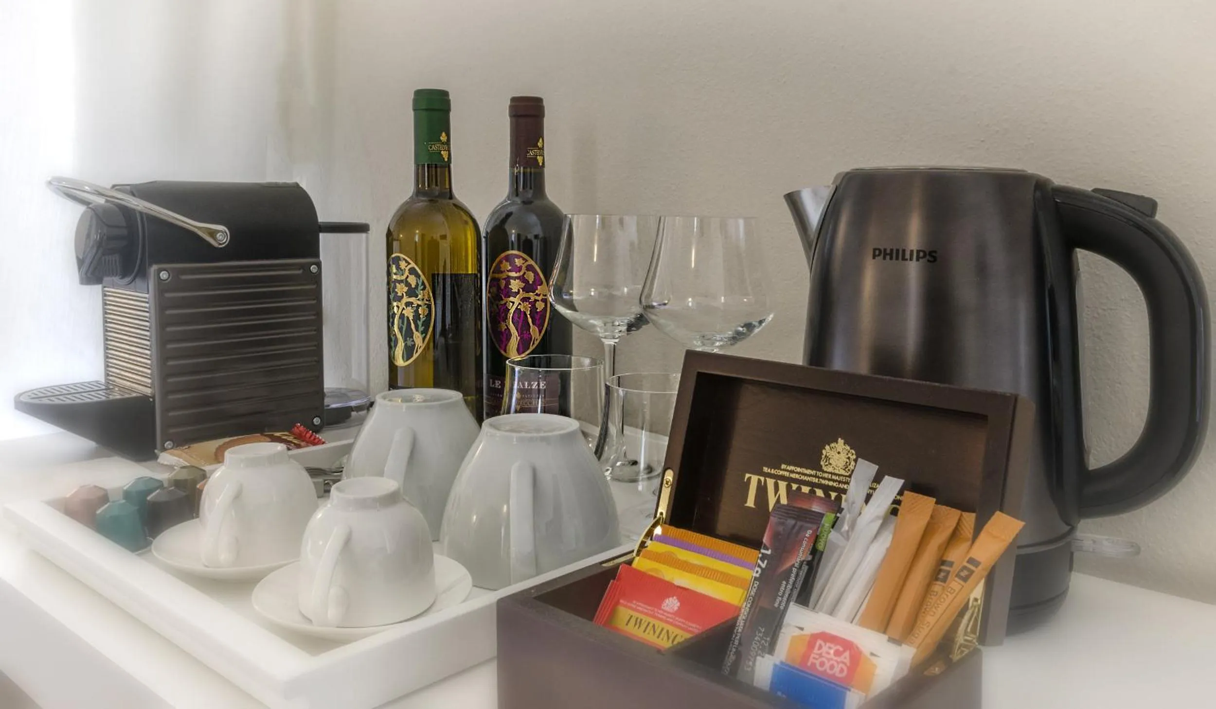 Coffee/tea facilities in Palazzo Cini Luxury Rooms in Pisa