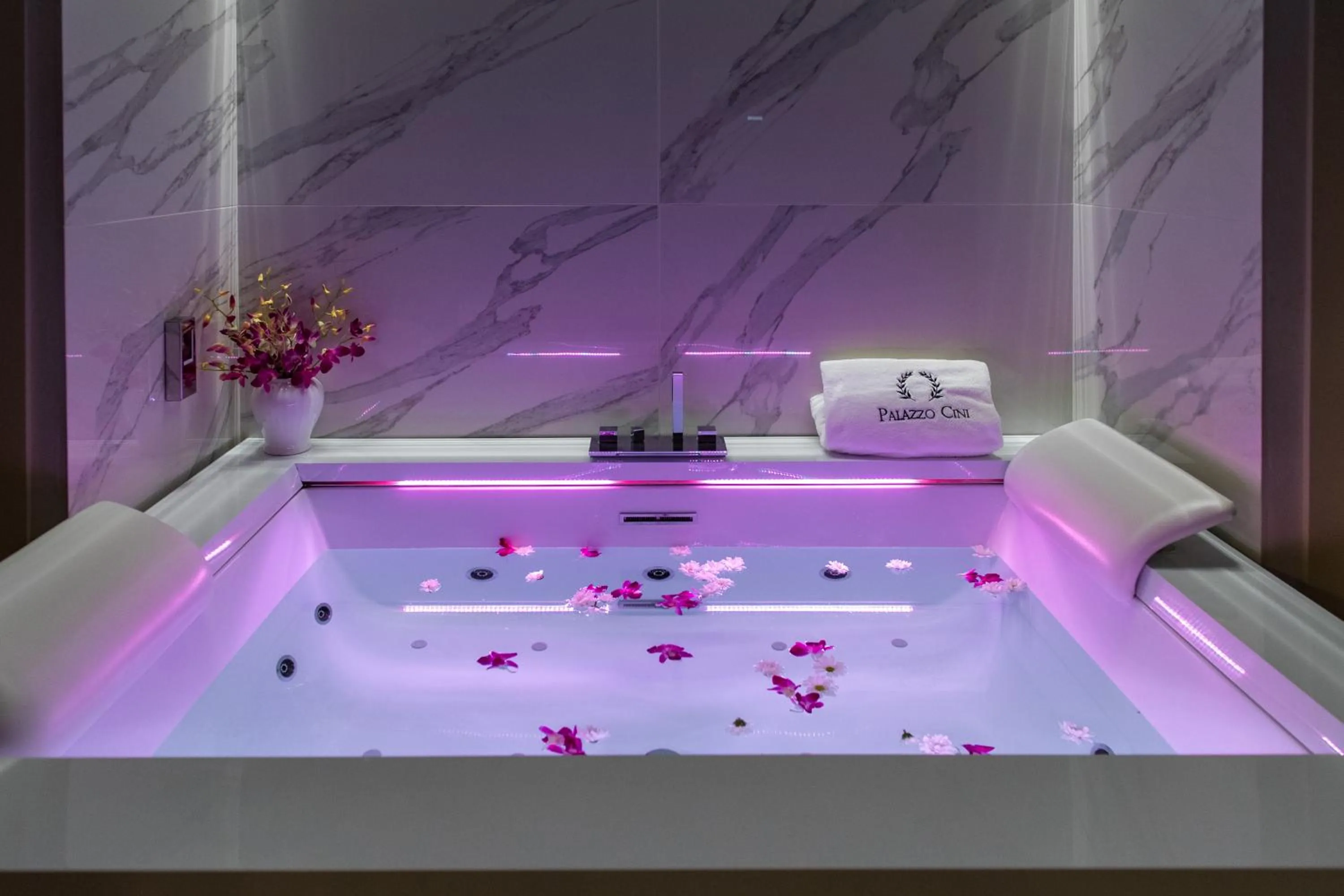 Hot Tub in Palazzo Cini Luxury Rooms in Pisa