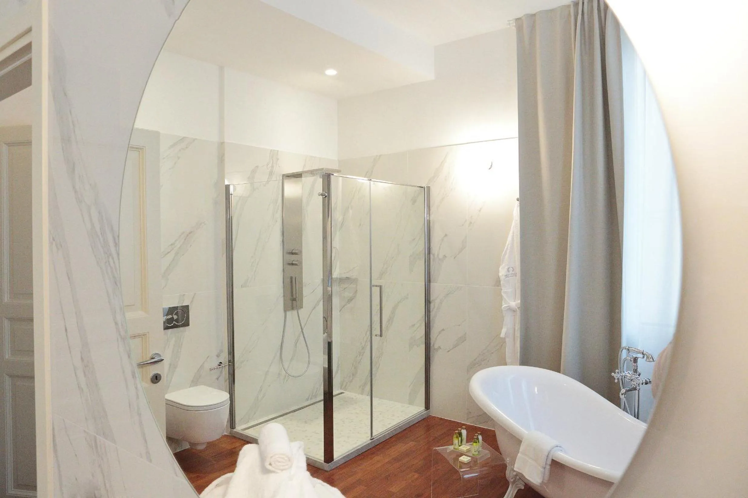 Shower in Palazzo Cini Luxury Rooms in Pisa