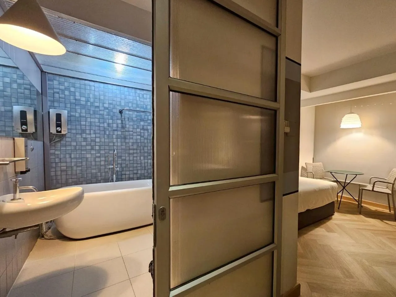 Bathroom, Bed in Somewhere to Escape - Hometel