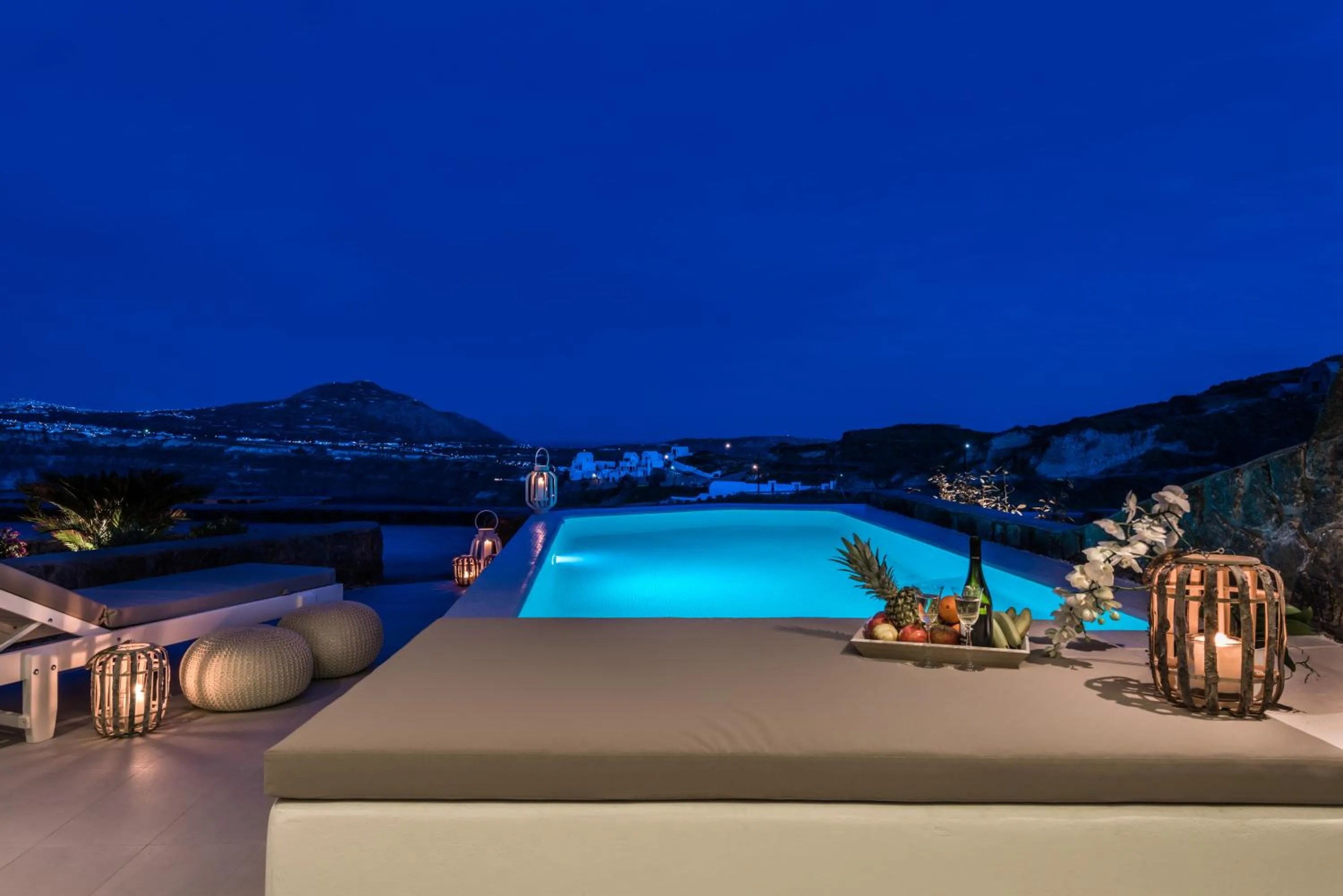 Executive Suite with Indoor Heated Tub, Private Pool  and Sea View in Elements of Caldera Suites