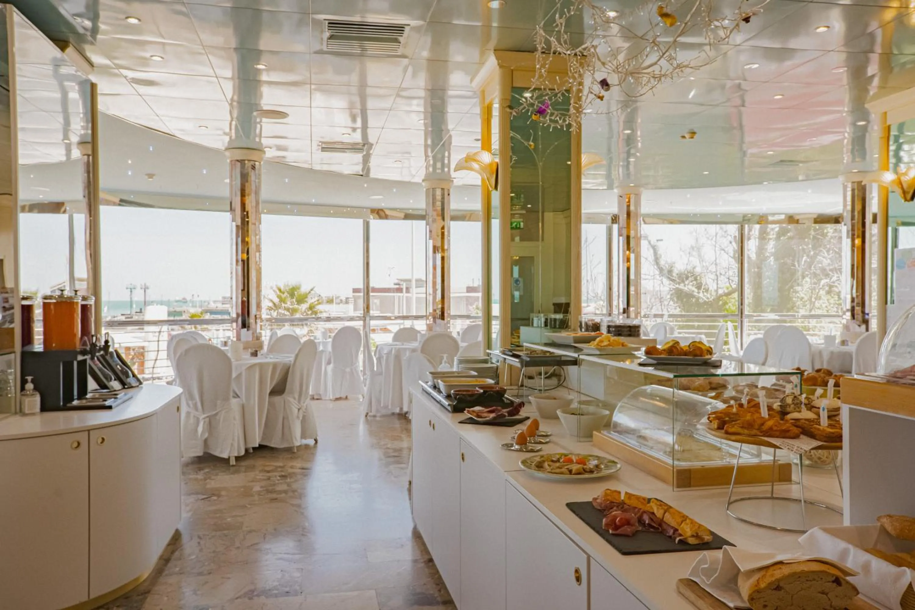Breakfast in Hotel Des Nations - Vintage Hotel sul mare
