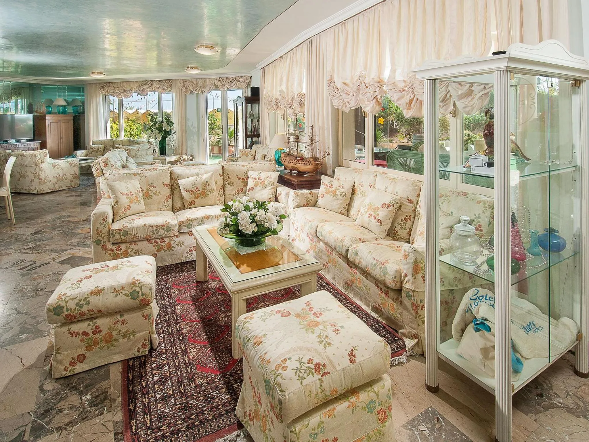 Communal lounge/ TV room in Hotel Des Nations - Vintage Hotel sul mare