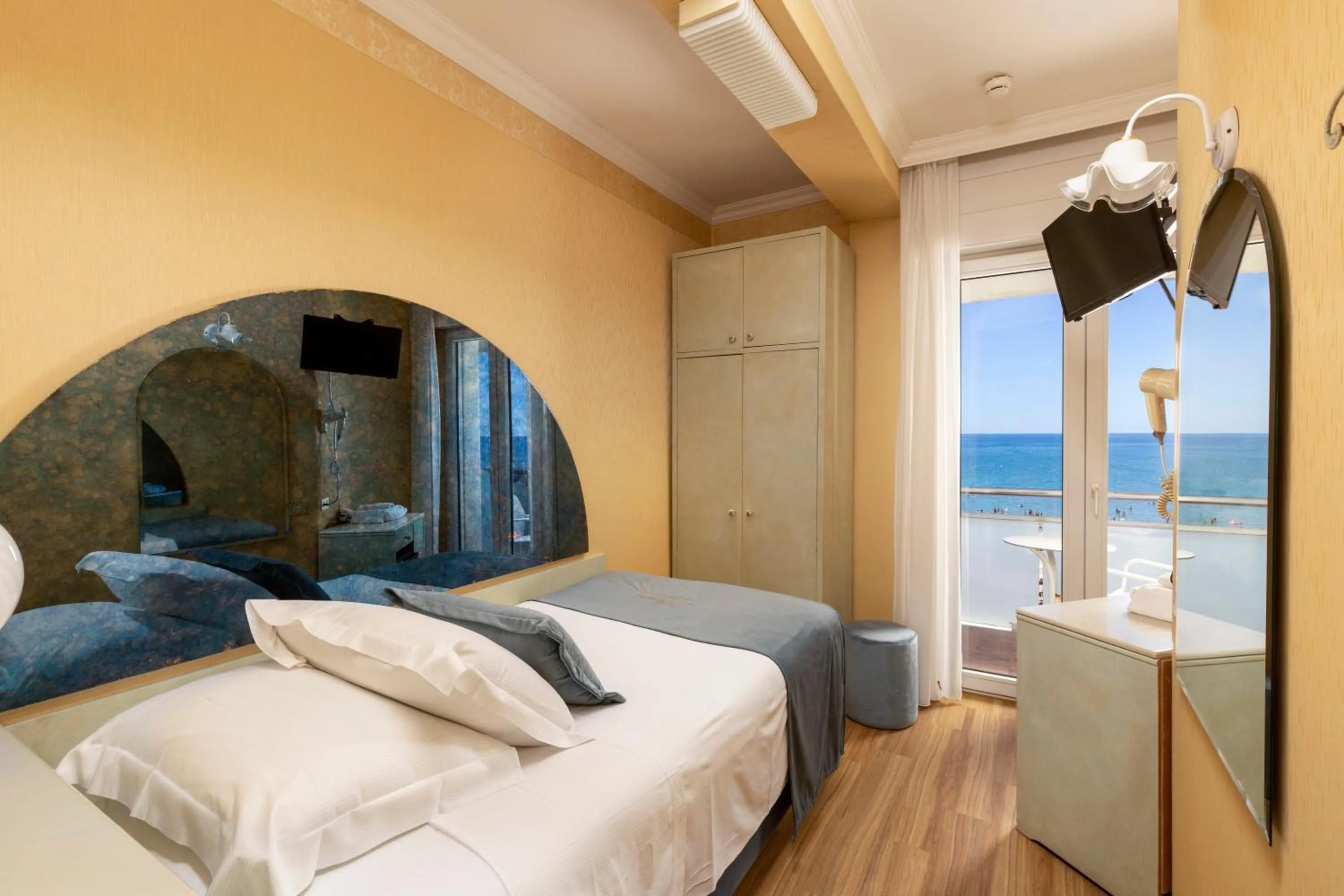 Photo of the whole room, Bed in Hotel Des Nations - Vintage Hotel sul mare