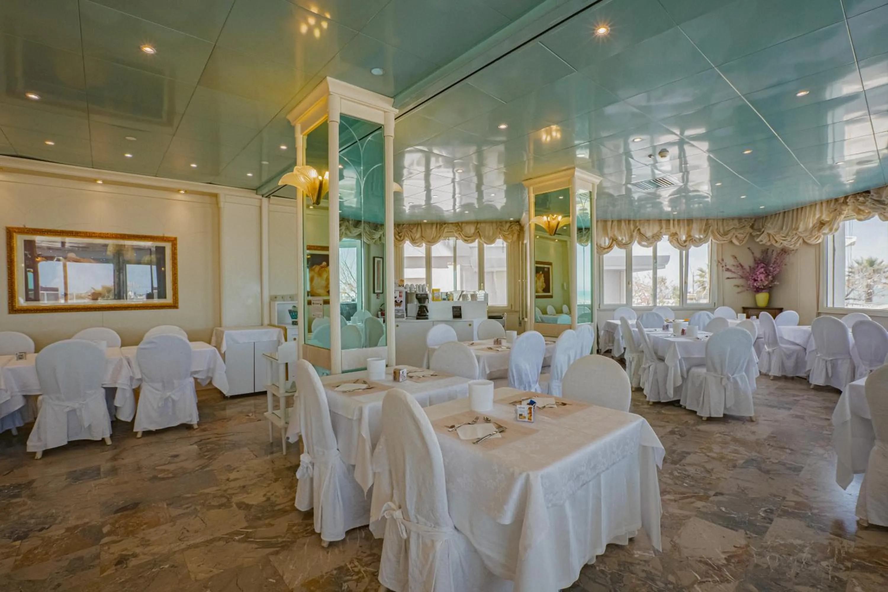 Breakfast in Hotel Des Nations - Vintage Hotel sul mare