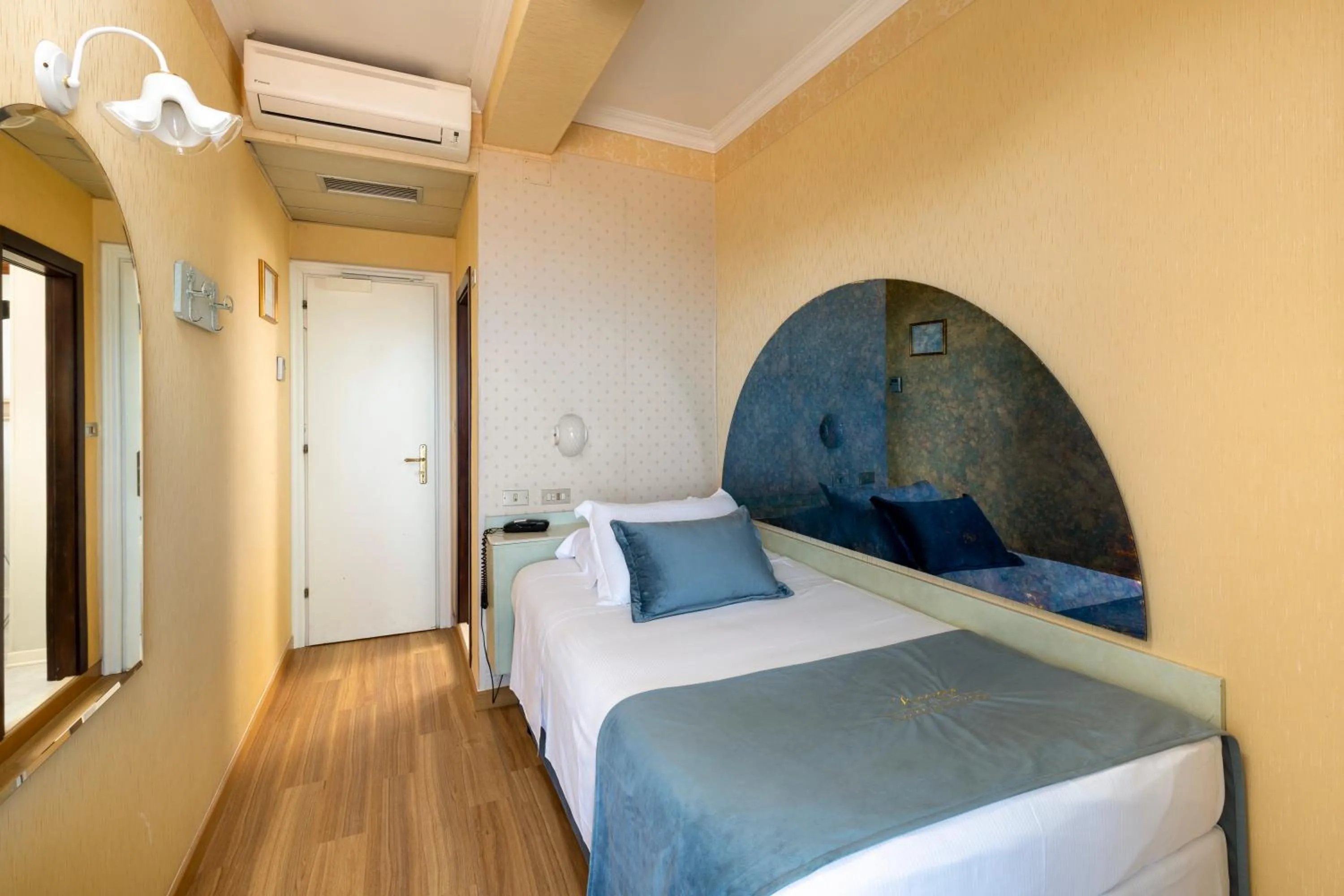 Bed in Hotel Des Nations - Vintage Hotel sul mare