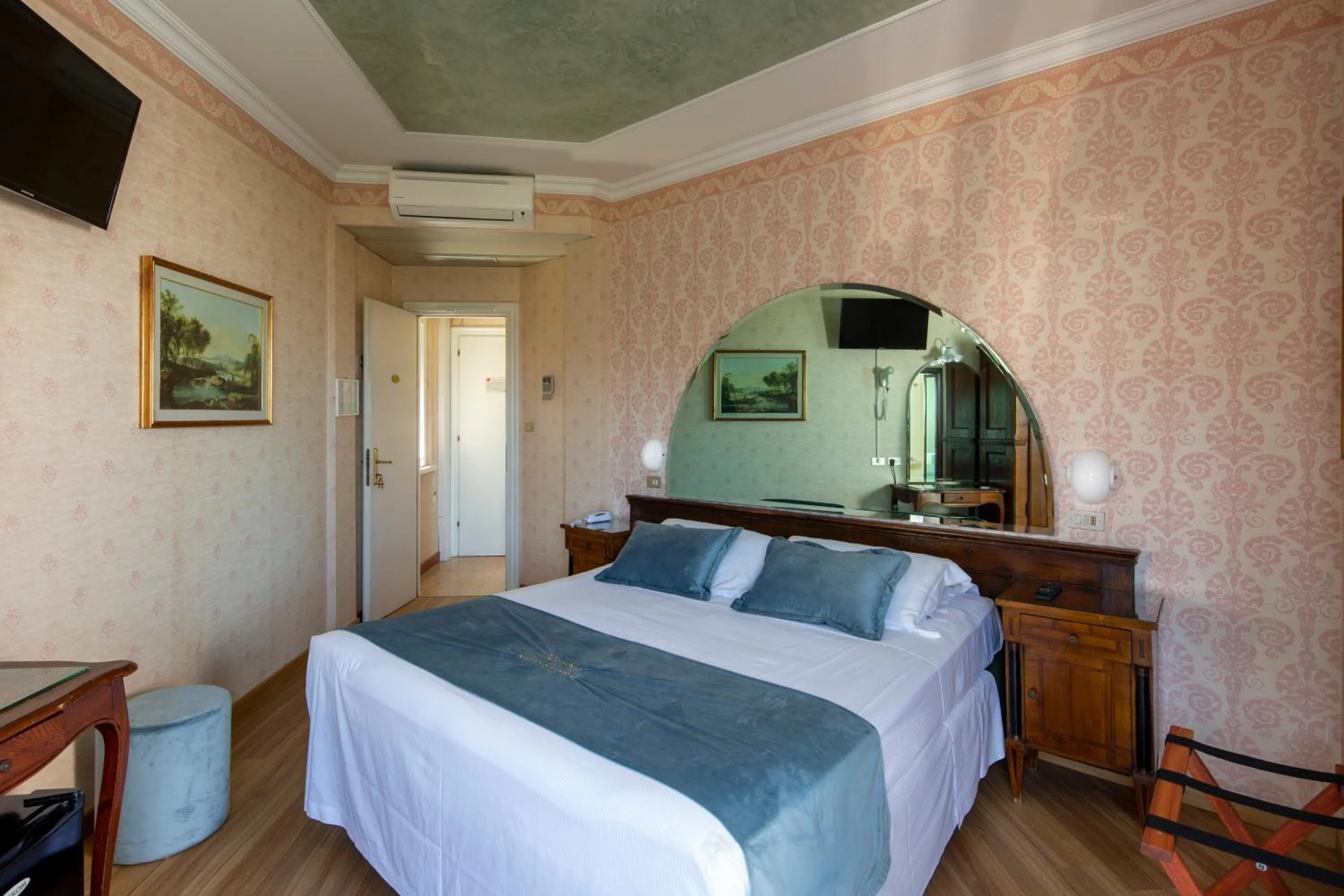 Photo of the whole room, Bed in Hotel Des Nations - Vintage Hotel sul mare