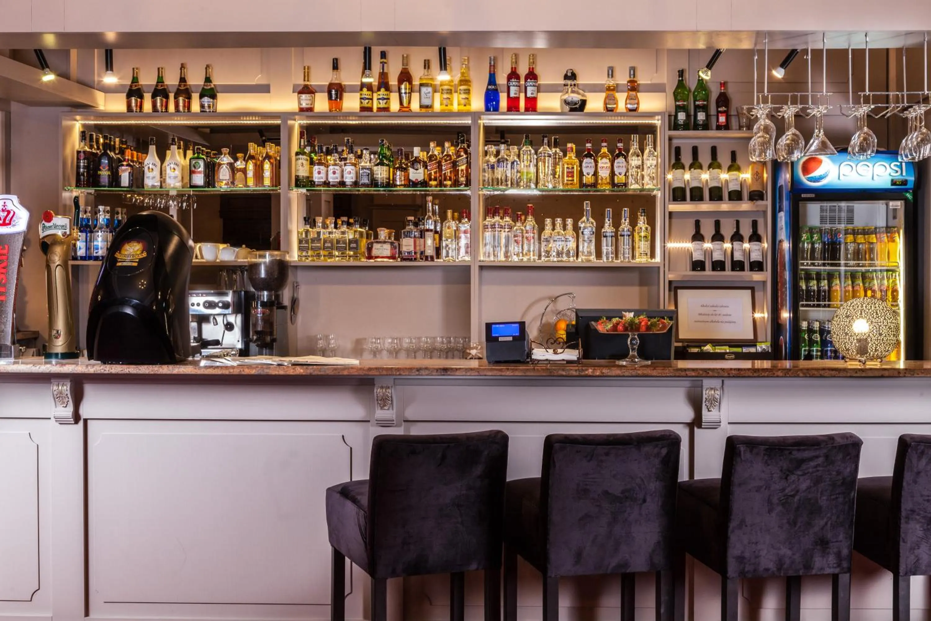 Restaurant/places to eat in Hotel Cristal Park