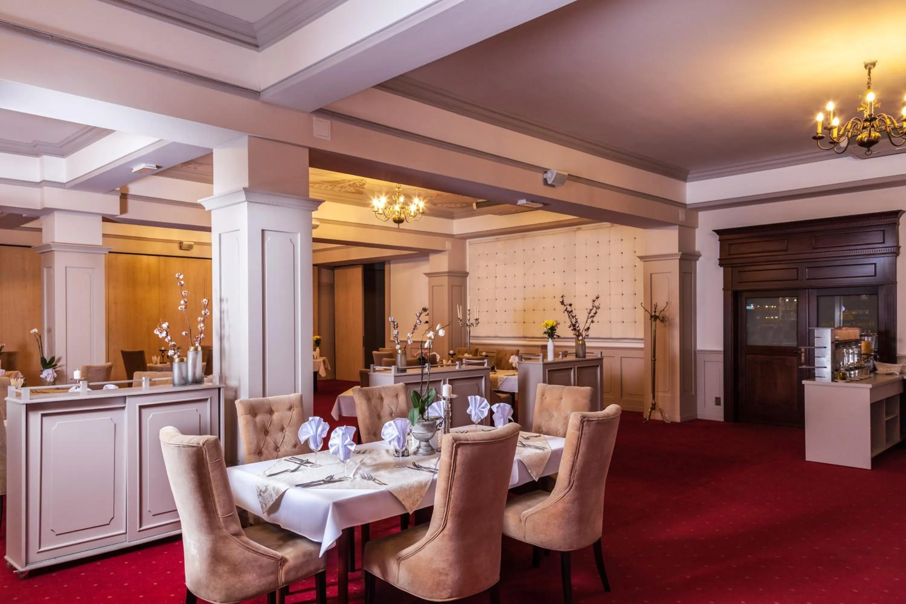 Restaurant/places to eat in Hotel Cristal Park