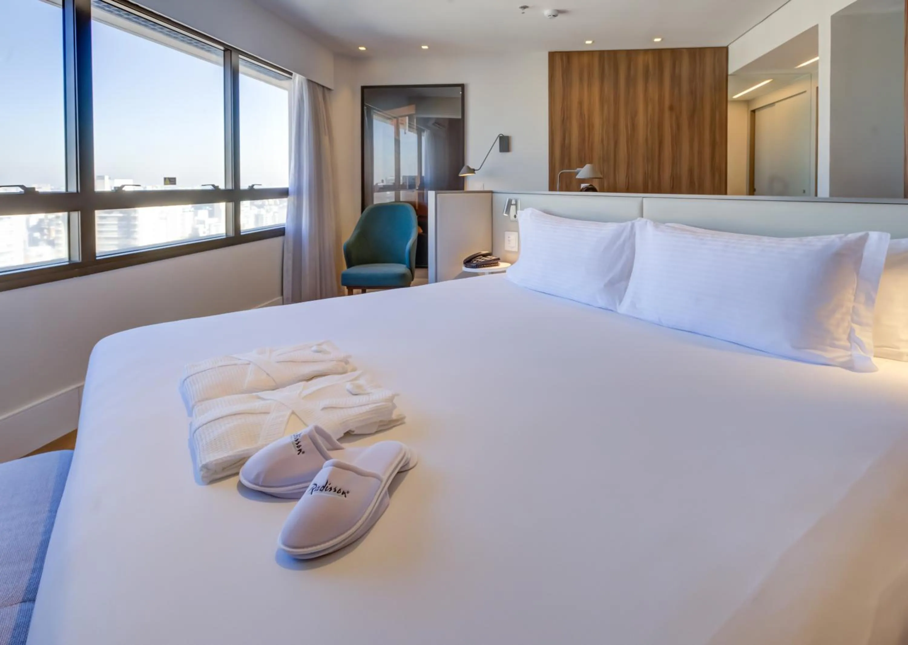 Photo of the whole room, Bed in Radisson São Paulo Paulista