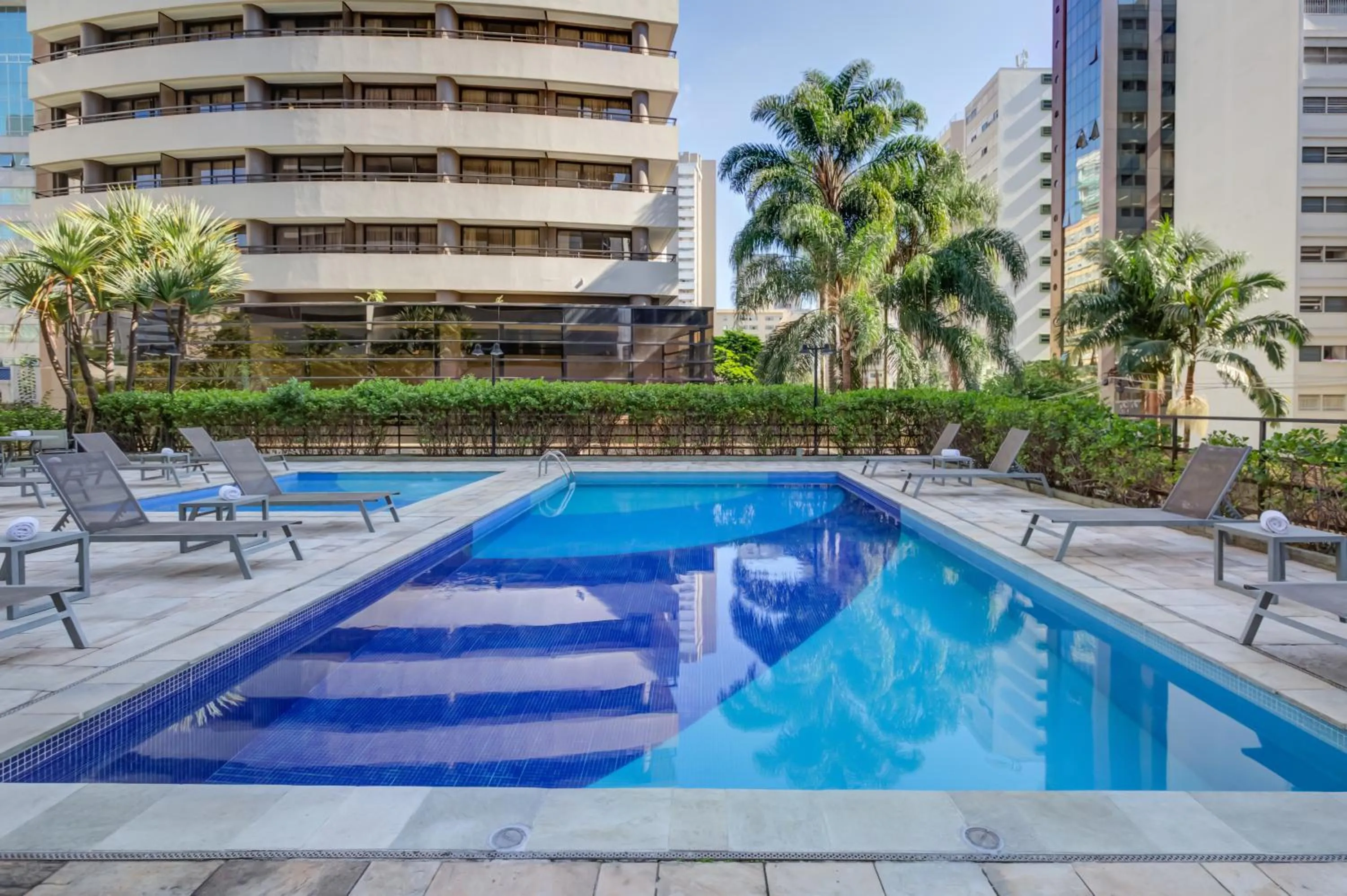 Swimming pool in Radisson São Paulo Paulista