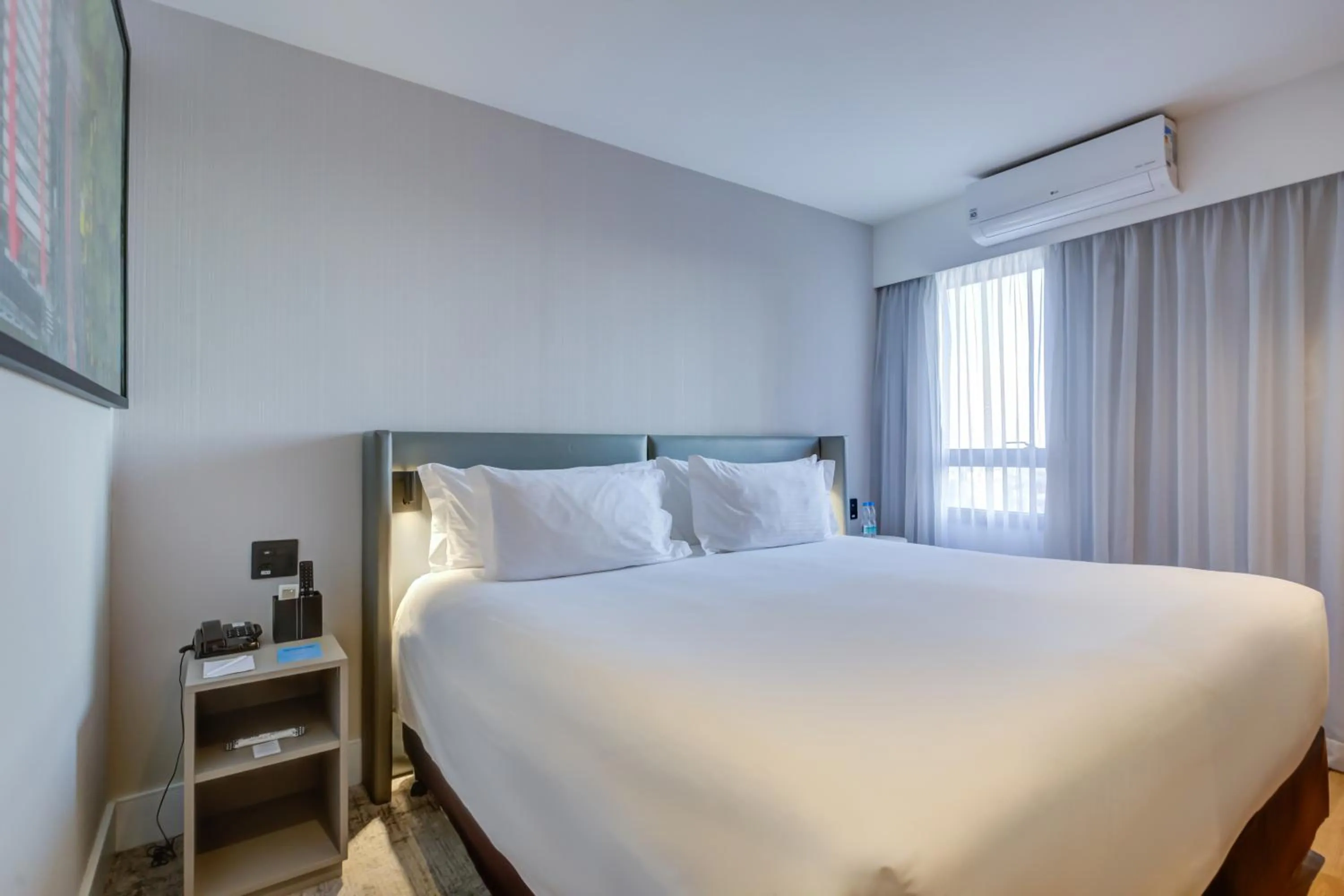 Photo of the whole room, Bed in Radisson São Paulo Paulista