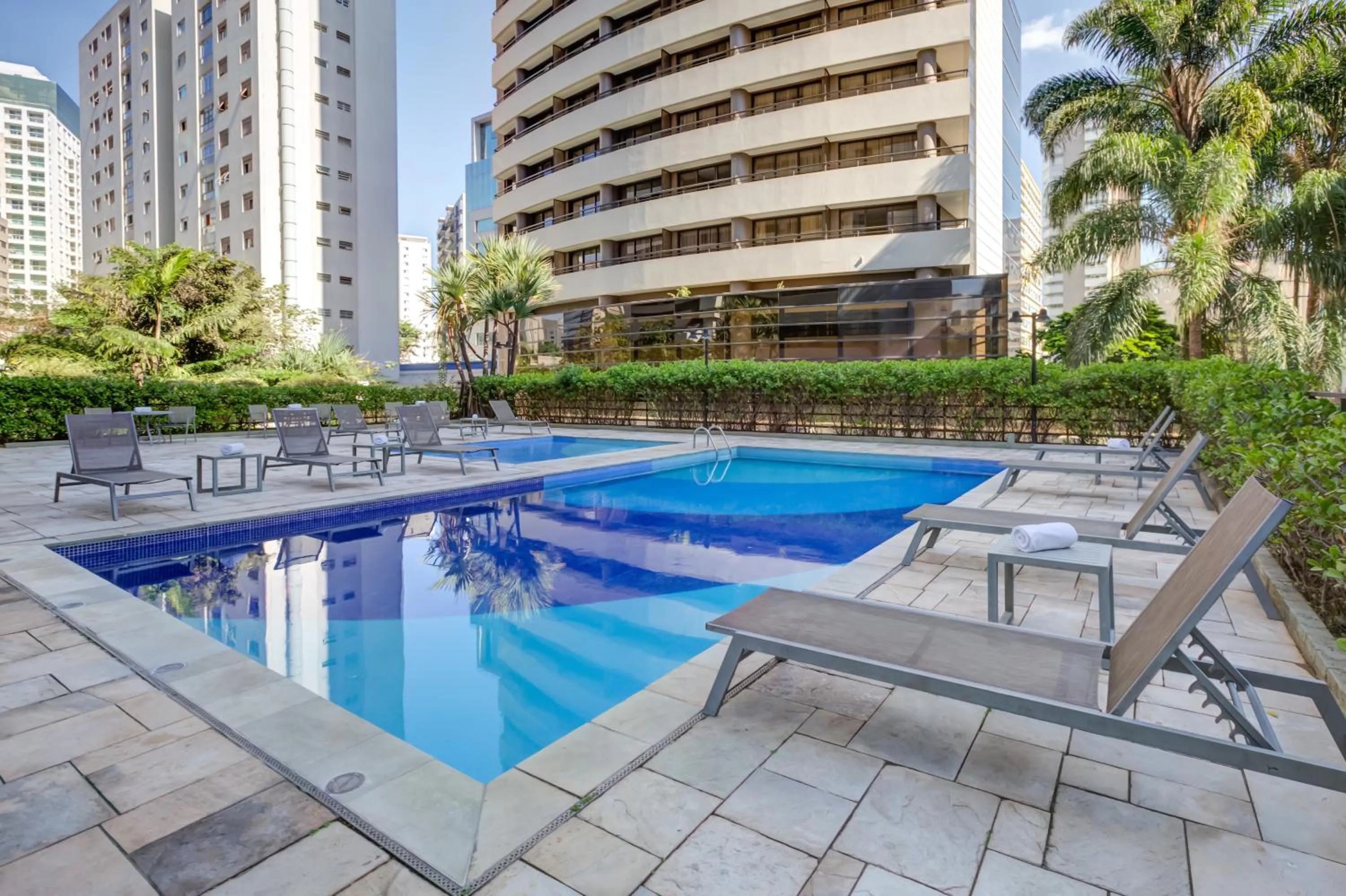 Swimming pool in Radisson São Paulo Paulista