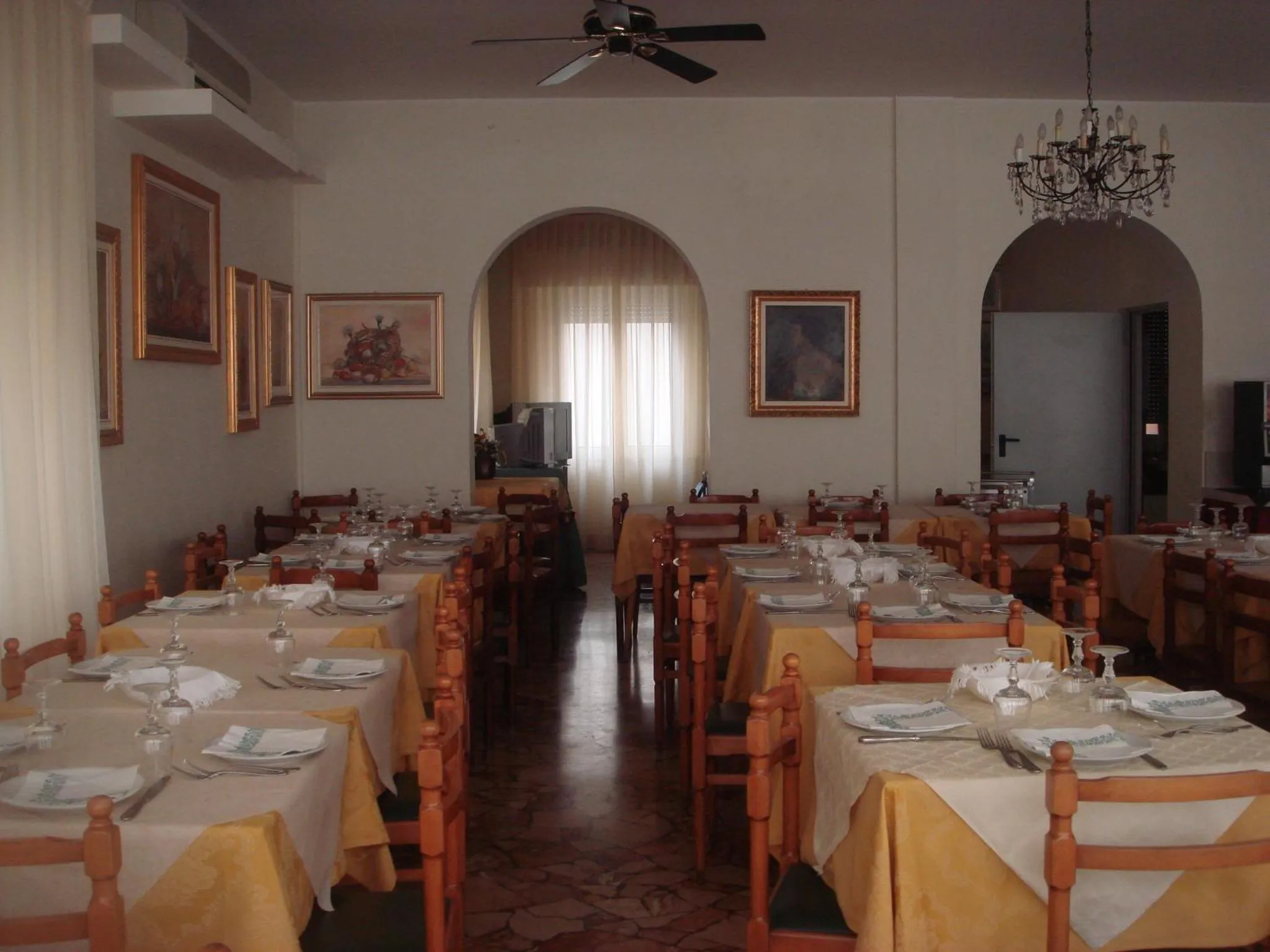 Restaurant/places to eat in Hotel Arcade