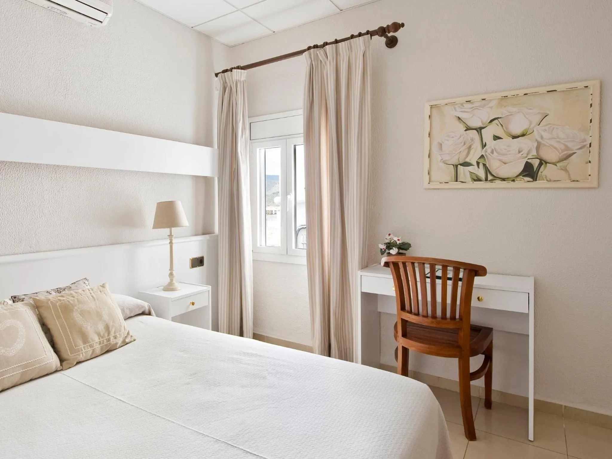 Photo of the whole room, Bed in La Goleta