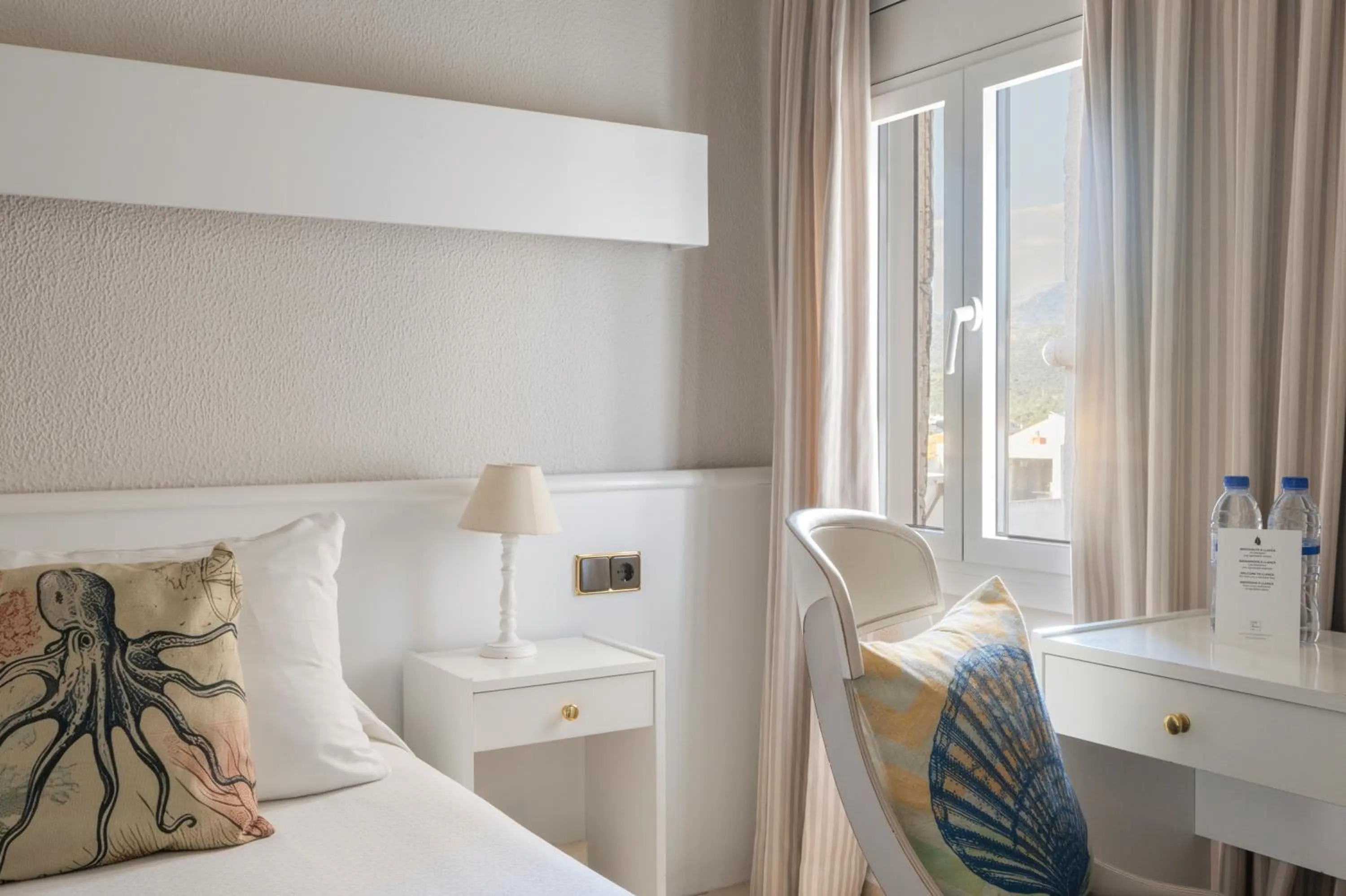 Photo of the whole room, Bed in La Goleta