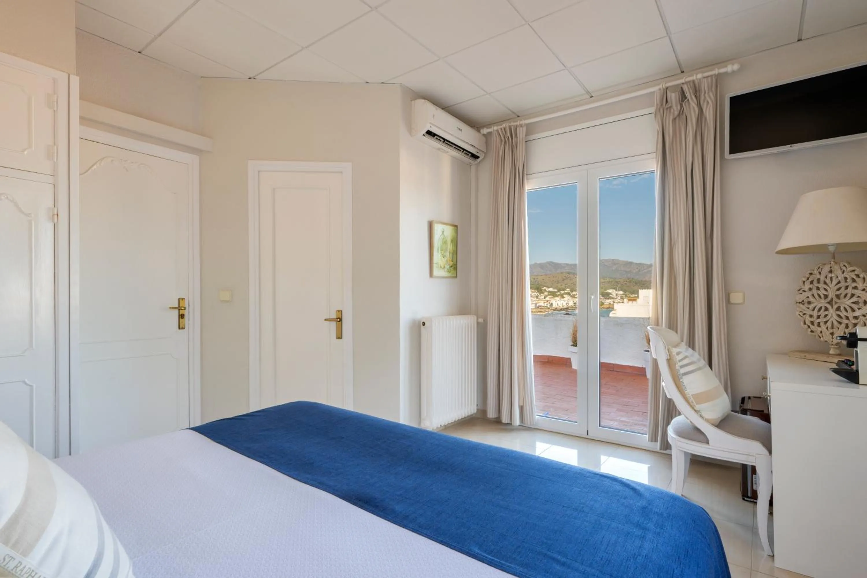 Photo of the whole room, Bed in La Goleta