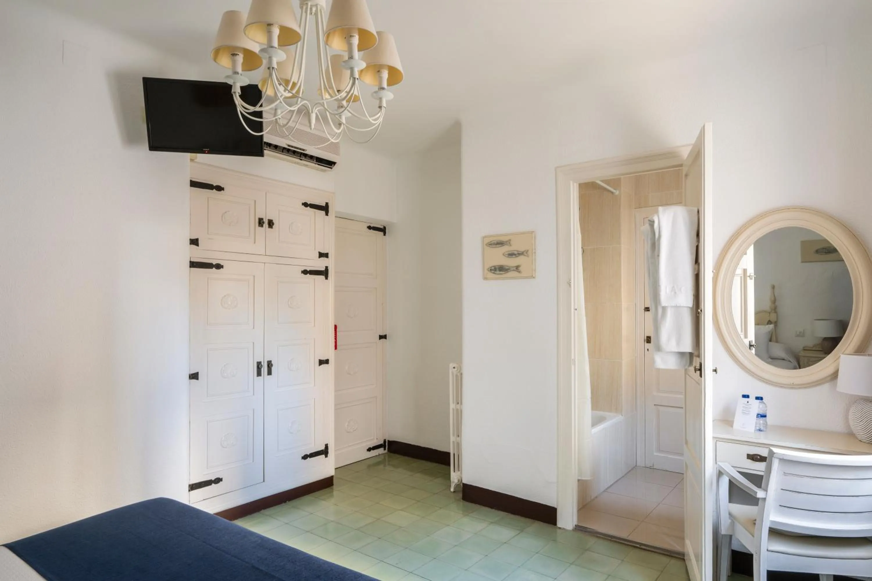 Photo of the whole room, Bed in La Goleta