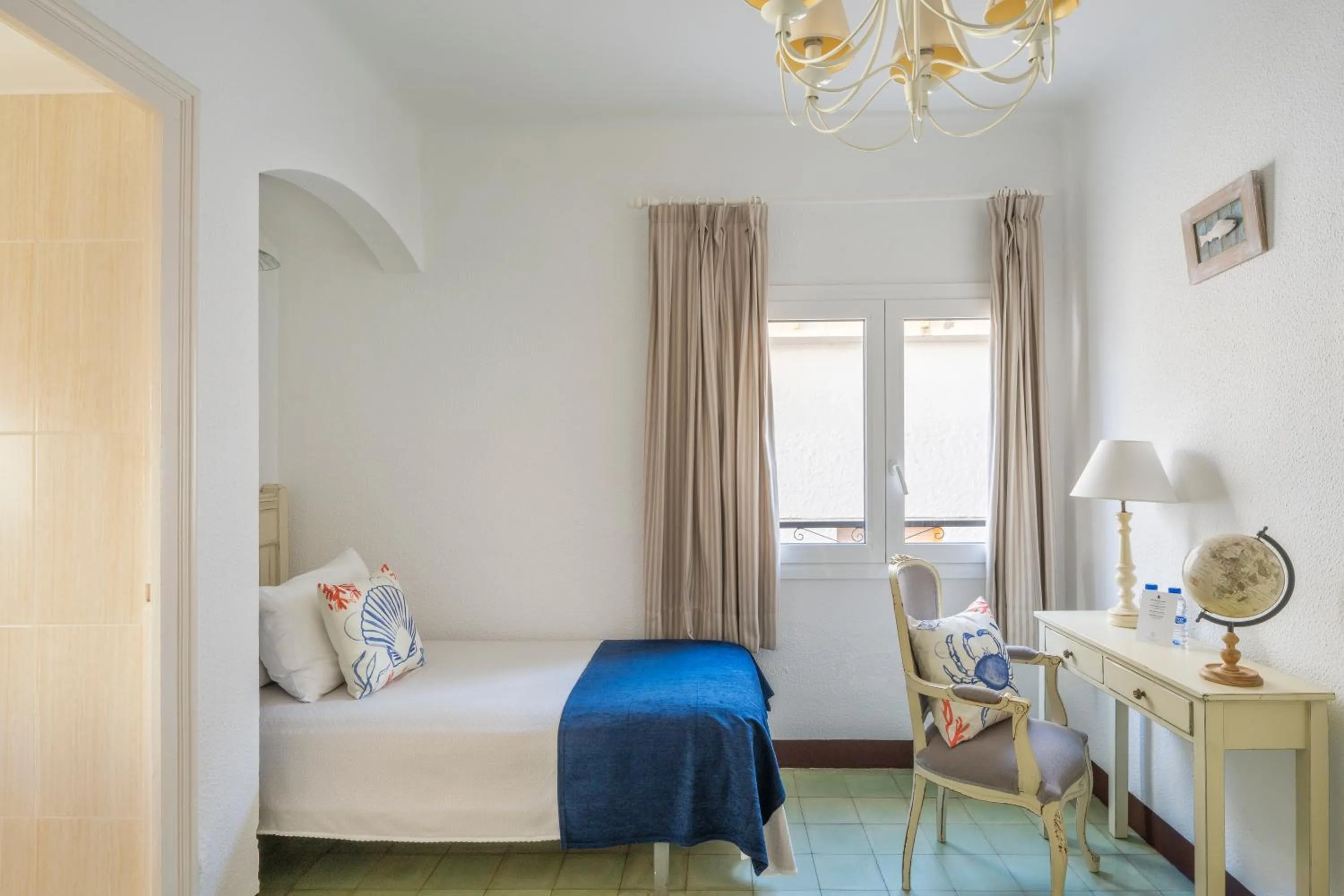 Photo of the whole room, Bed in La Goleta