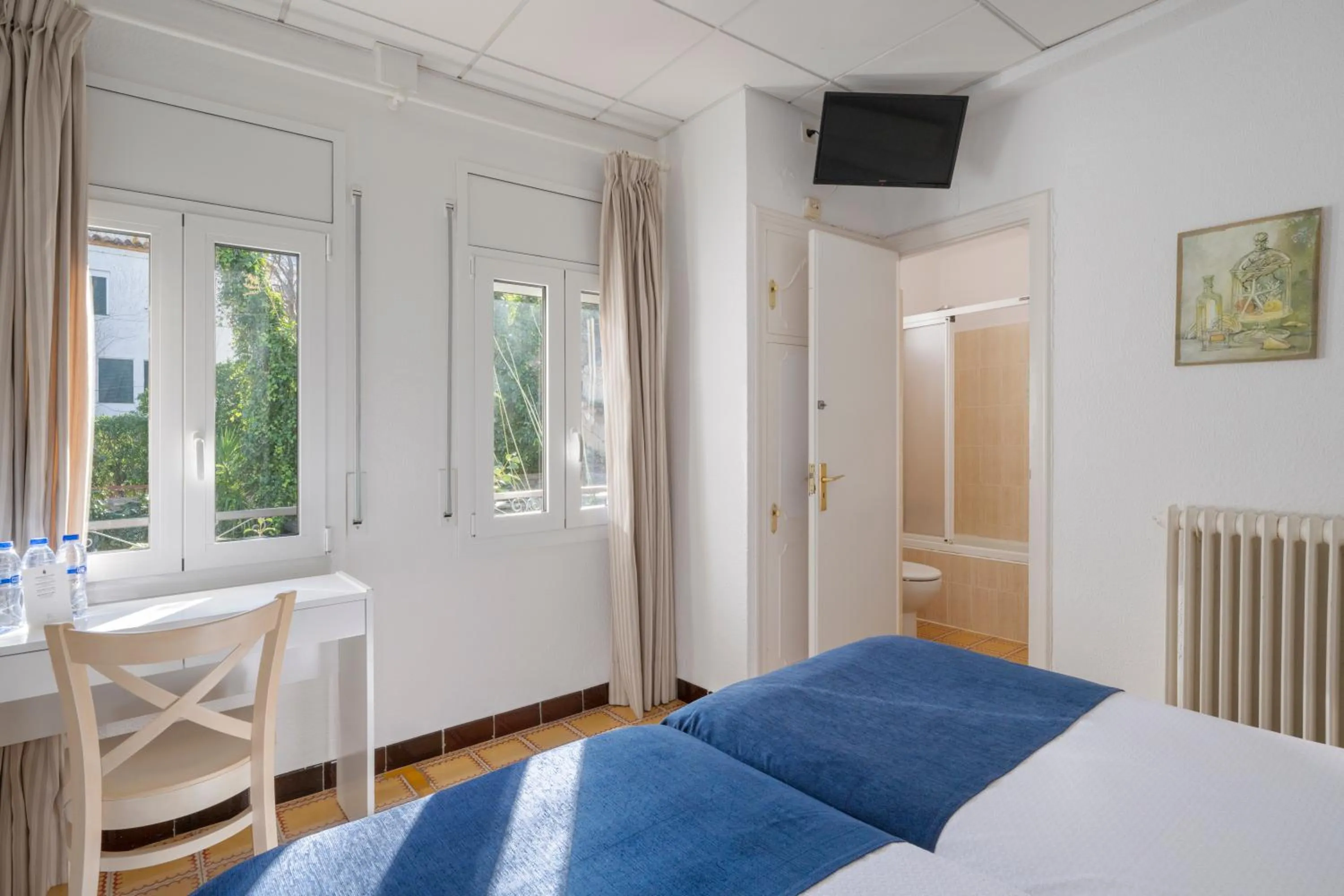 Photo of the whole room, Bed in La Goleta