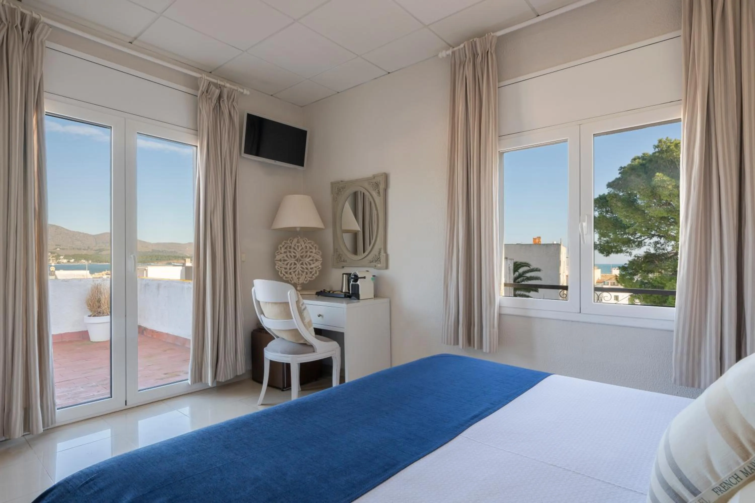 Photo of the whole room, Bed in La Goleta