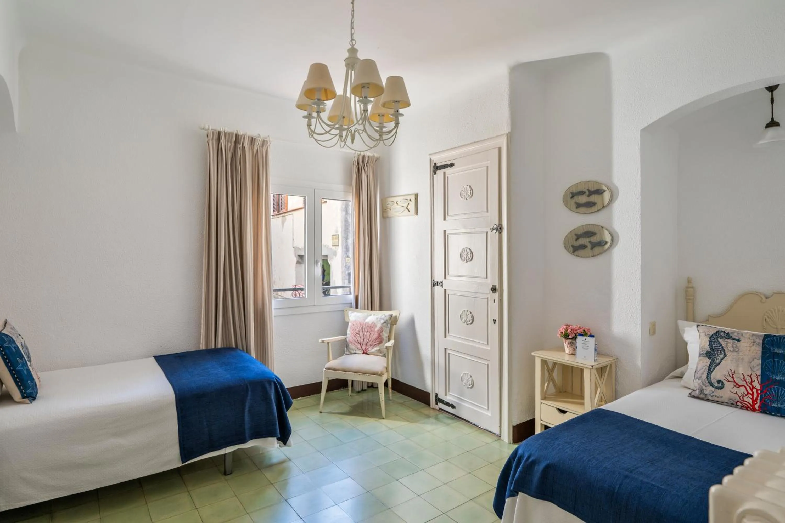 Photo of the whole room, Bed in La Goleta