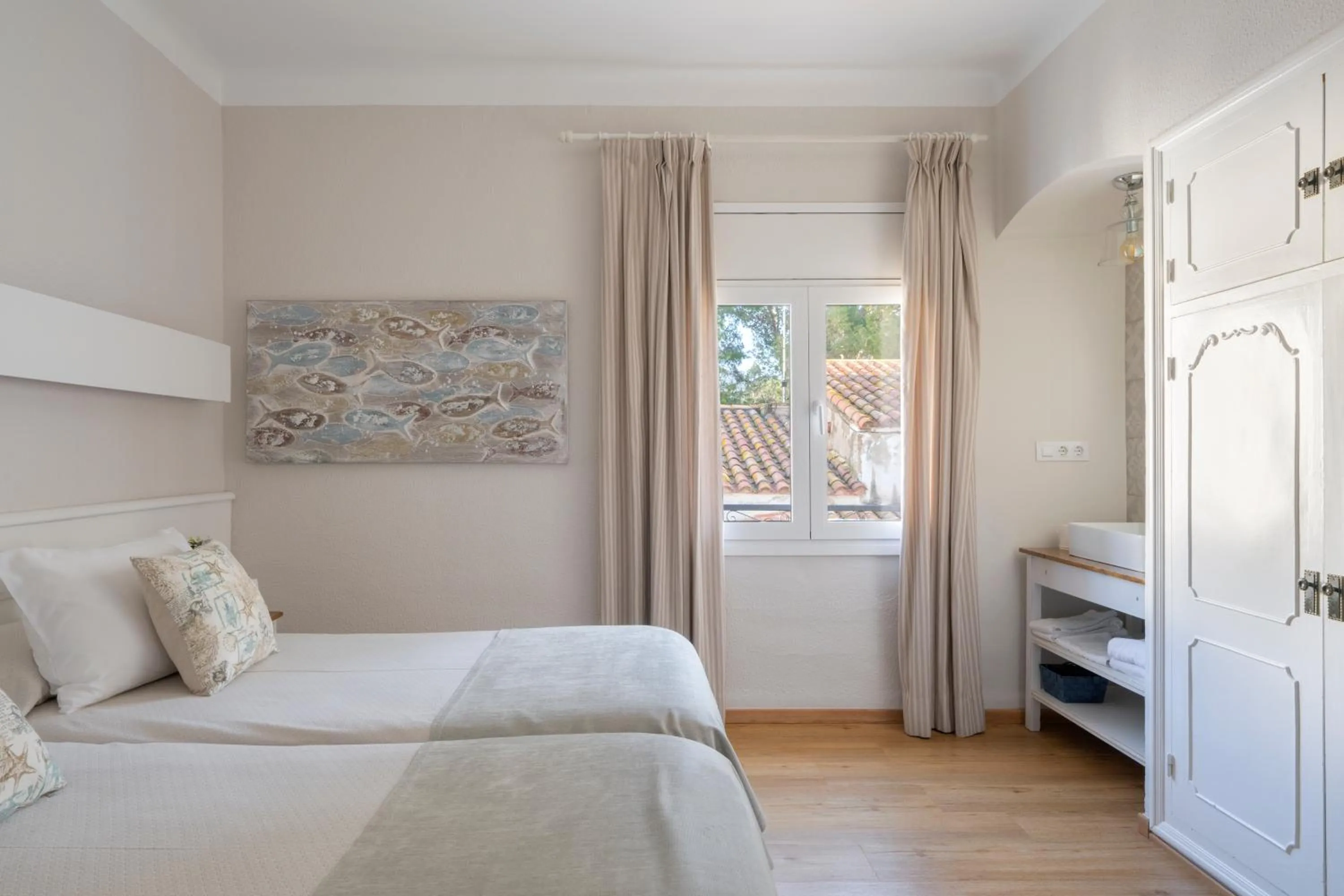 Photo of the whole room, Bed in La Goleta