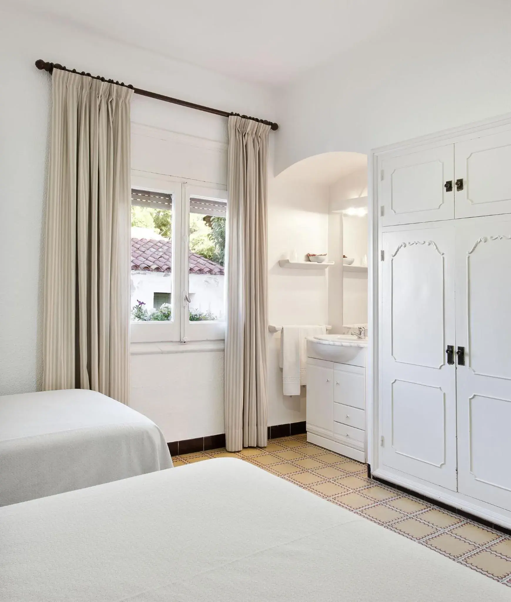 Economy Triple Room in La Goleta Economy Triple Room in La Goleta