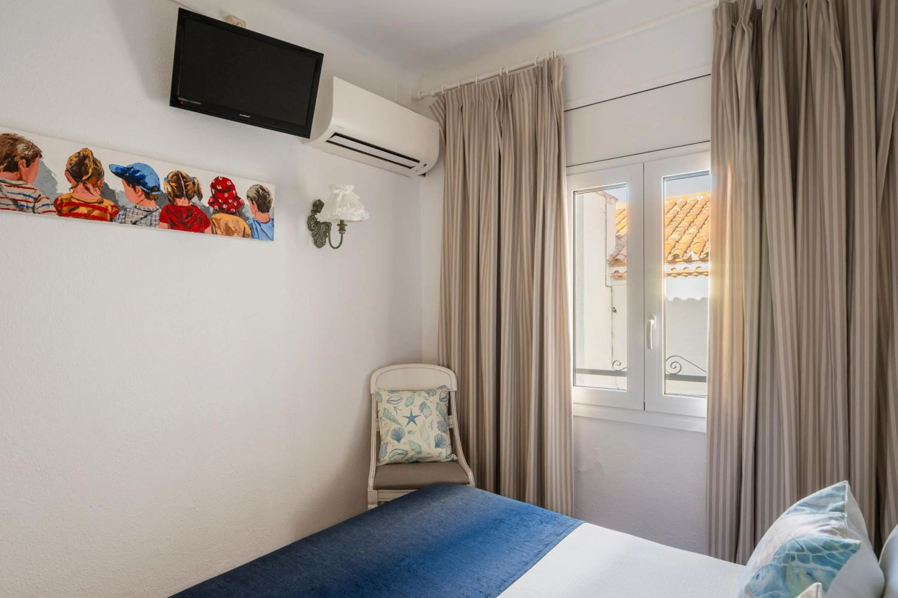 Photo of the whole room, Bed in La Goleta