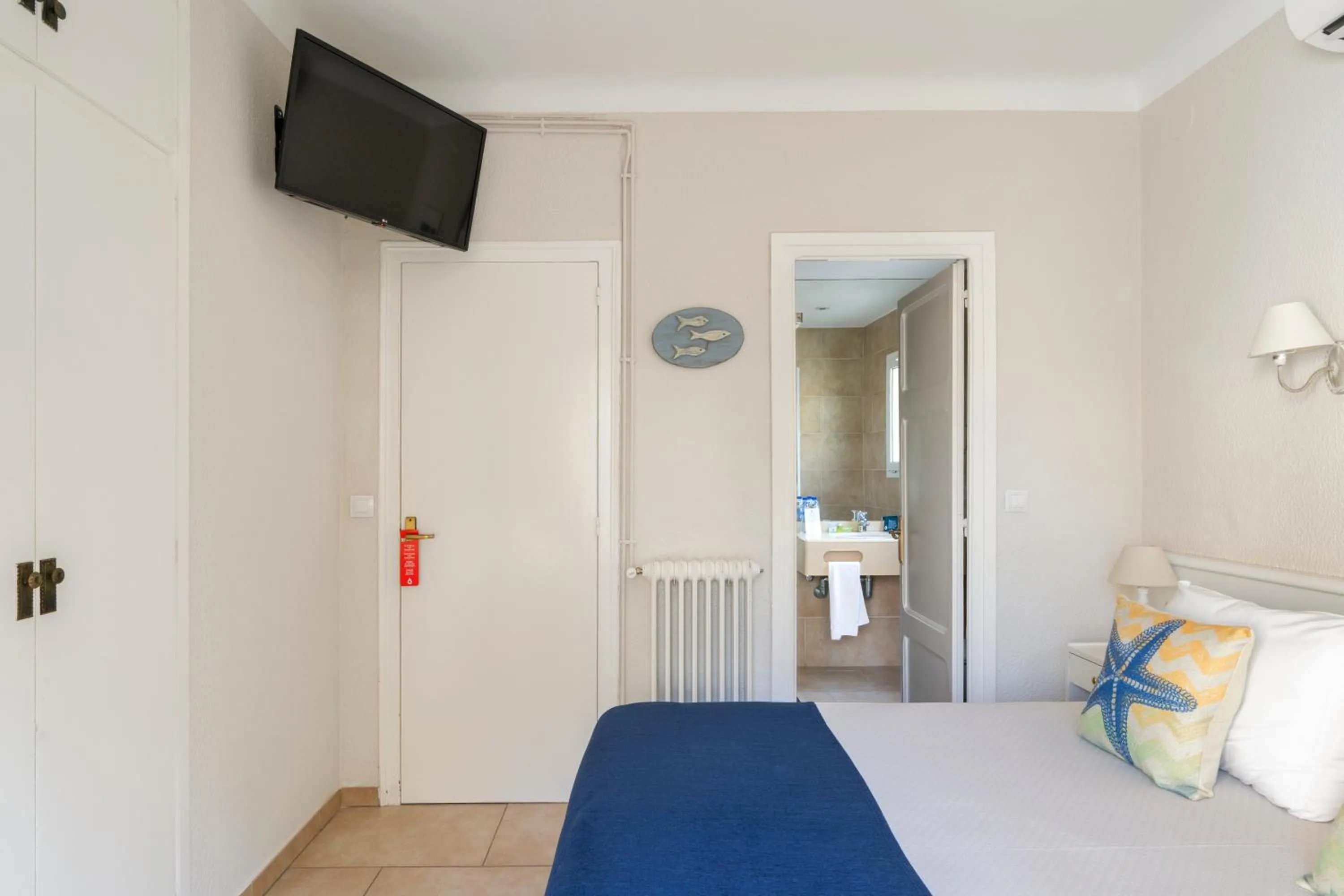 Photo of the whole room, Bed in La Goleta