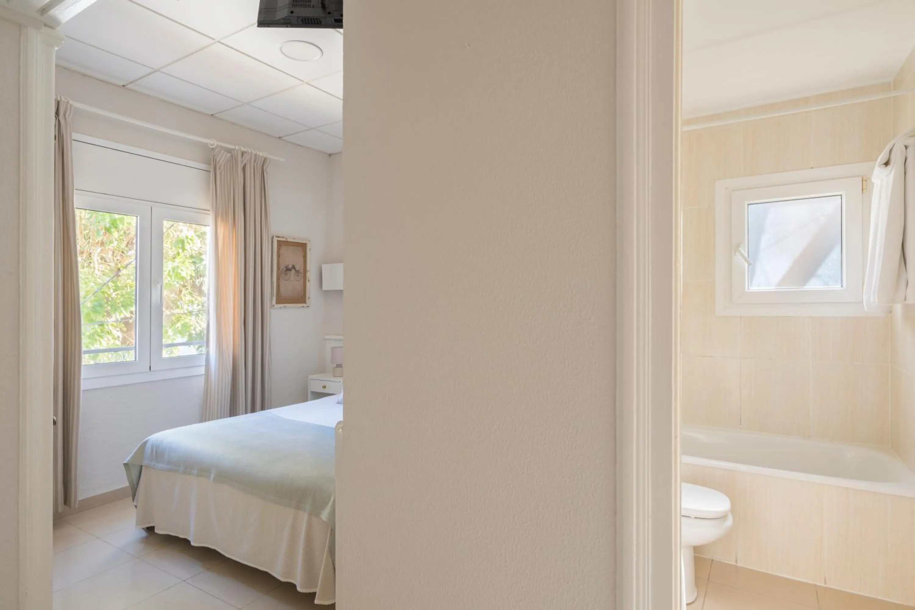 Photo of the whole room, Bed in La Goleta