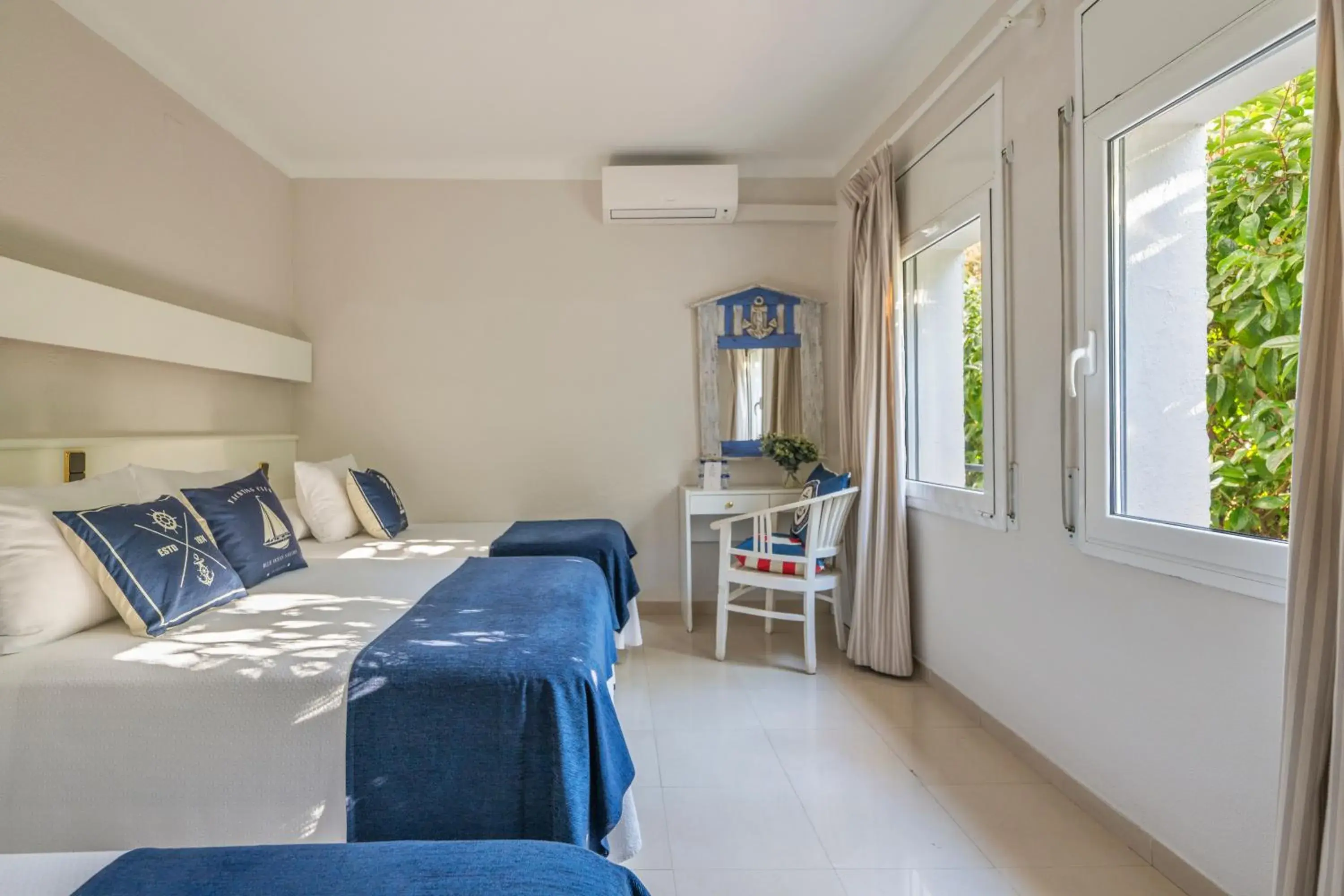 Family Room in La Goleta Family Room in La Goleta