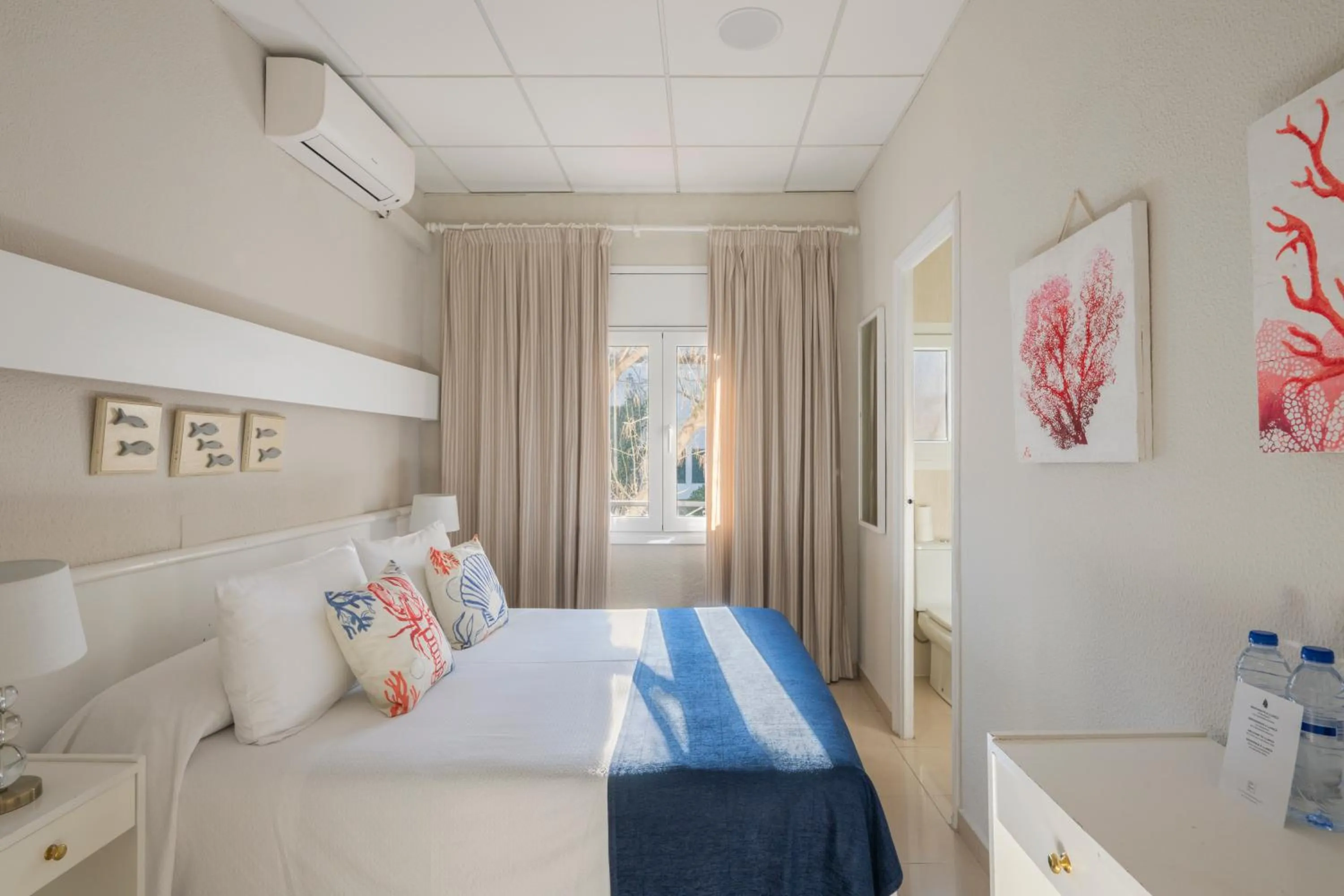 Photo of the whole room, Bed in La Goleta