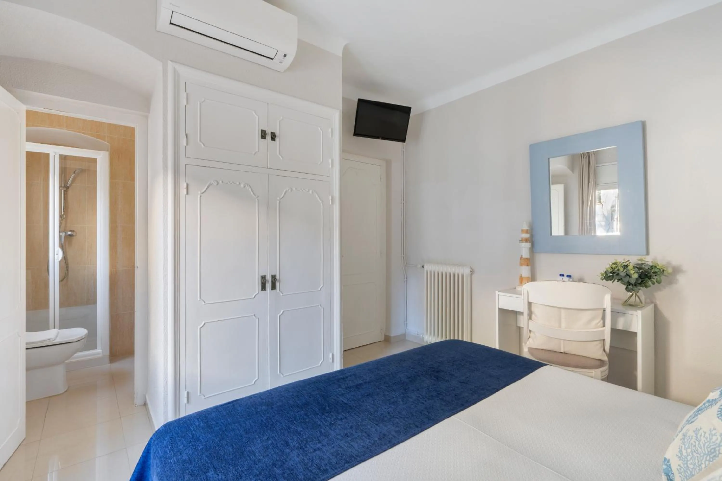 Photo of the whole room, Bed in La Goleta