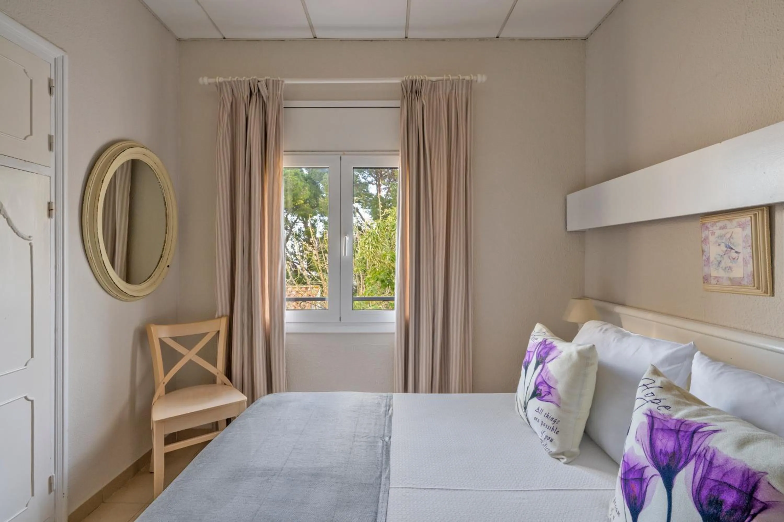 Photo of the whole room, Bed in La Goleta